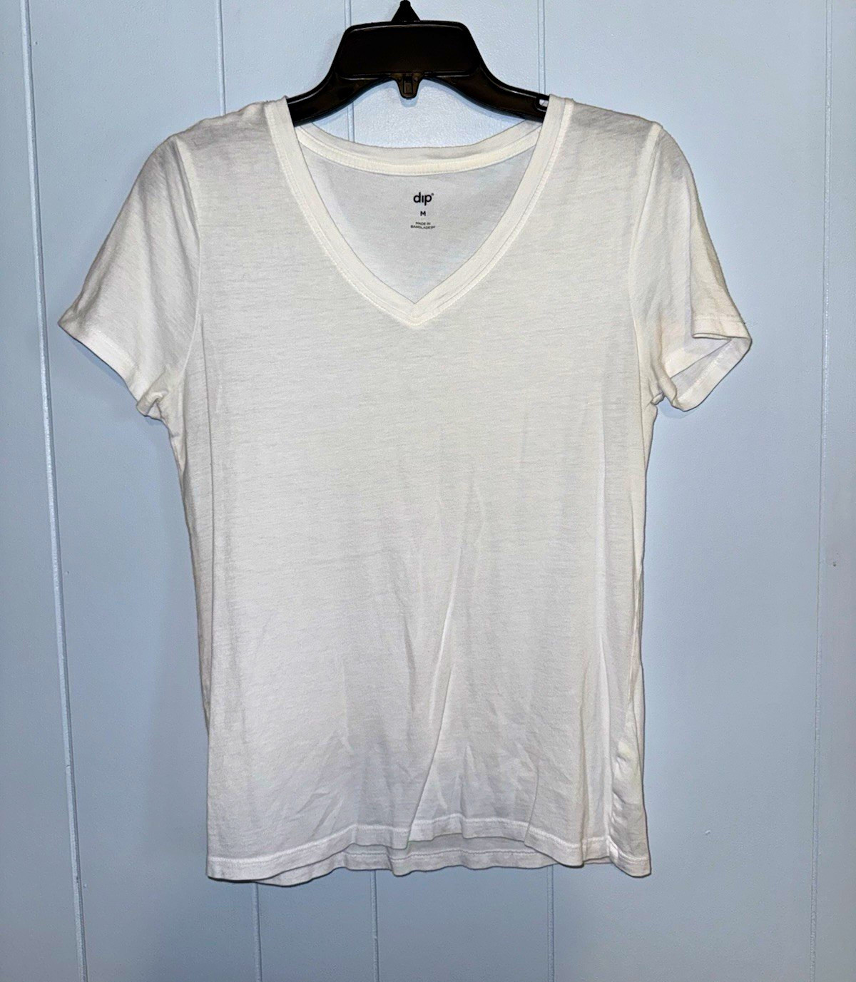 DIP Women’s White Solid V-Neck Short Sleeve T-Shirt Regular Size M
