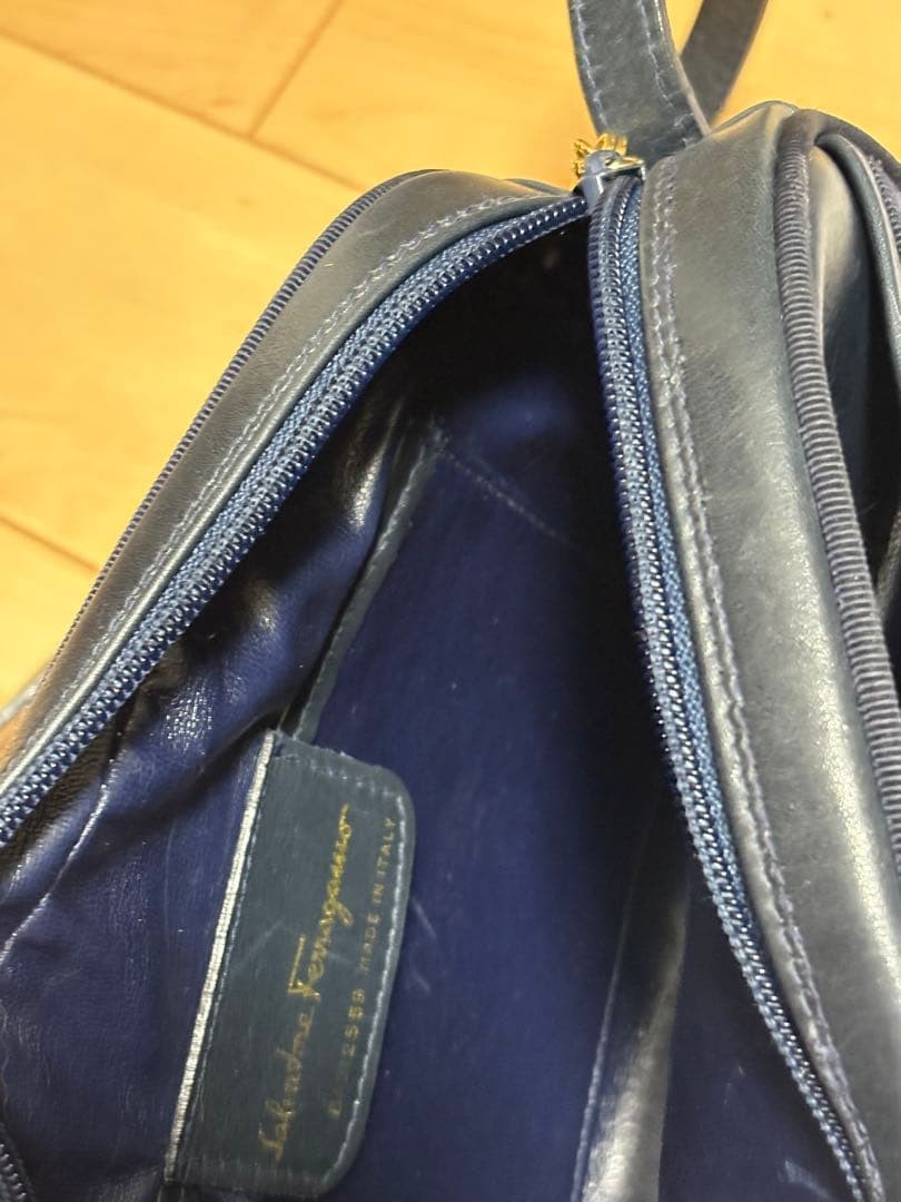 Ferragamo Navy Leather Shoulder Bag Gold Hardware 6.3×8.3×2.8in Used