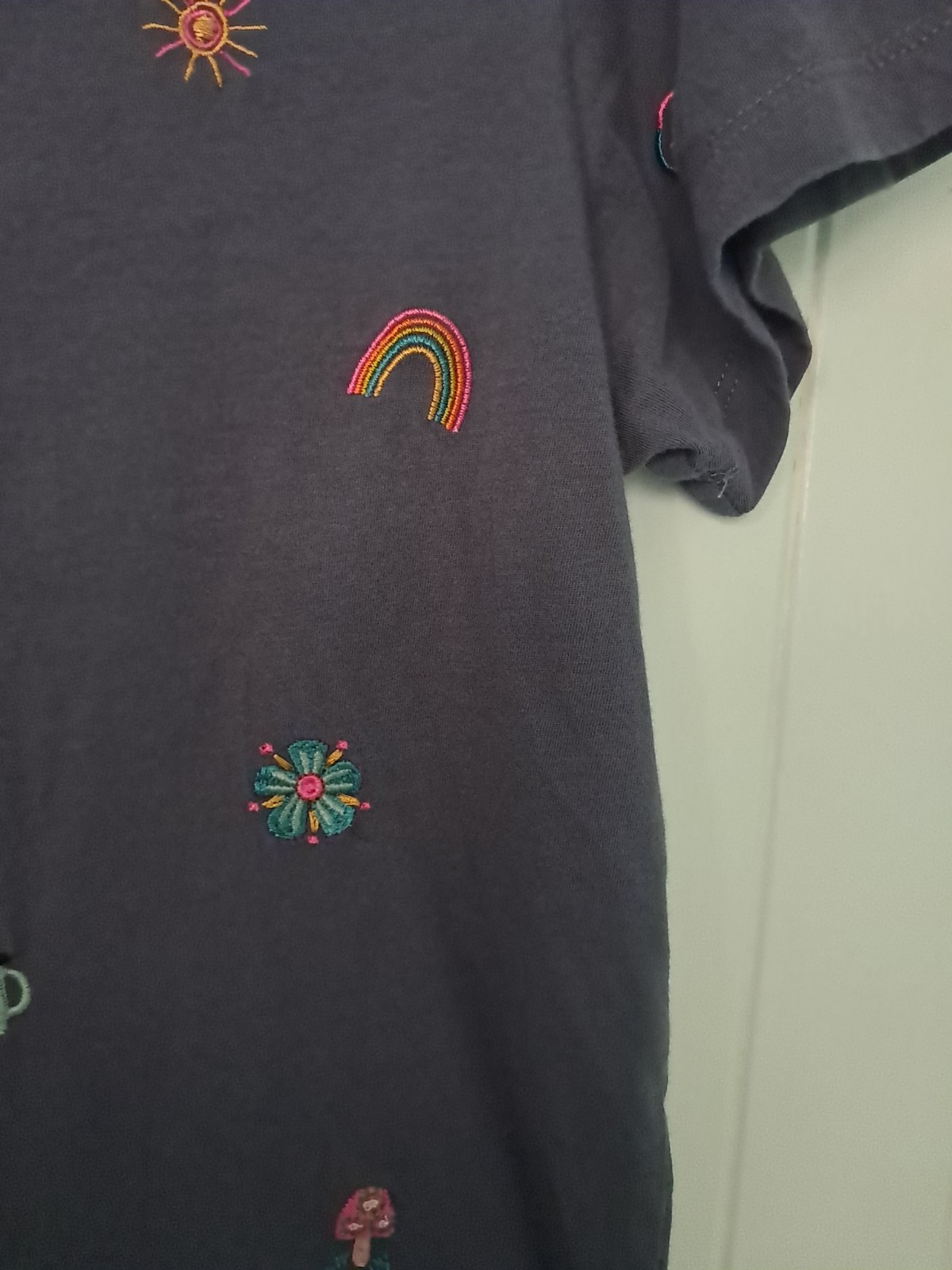 Natural Life Fave Little Things Embroidered Cotton T-Shirt Sz M Gray