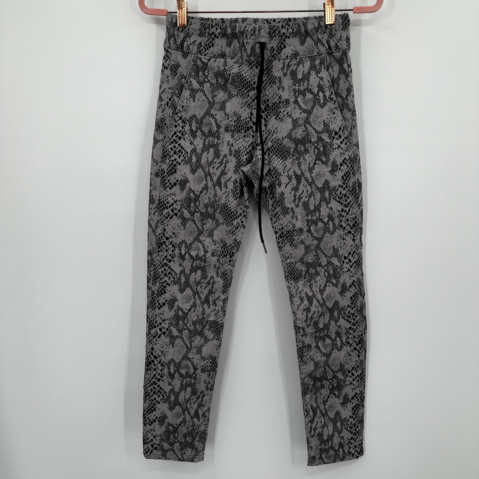 Bevy Flog Grey Snakeskin Animal Print Drawstring Elastic Waist Slim Pants Sz 24