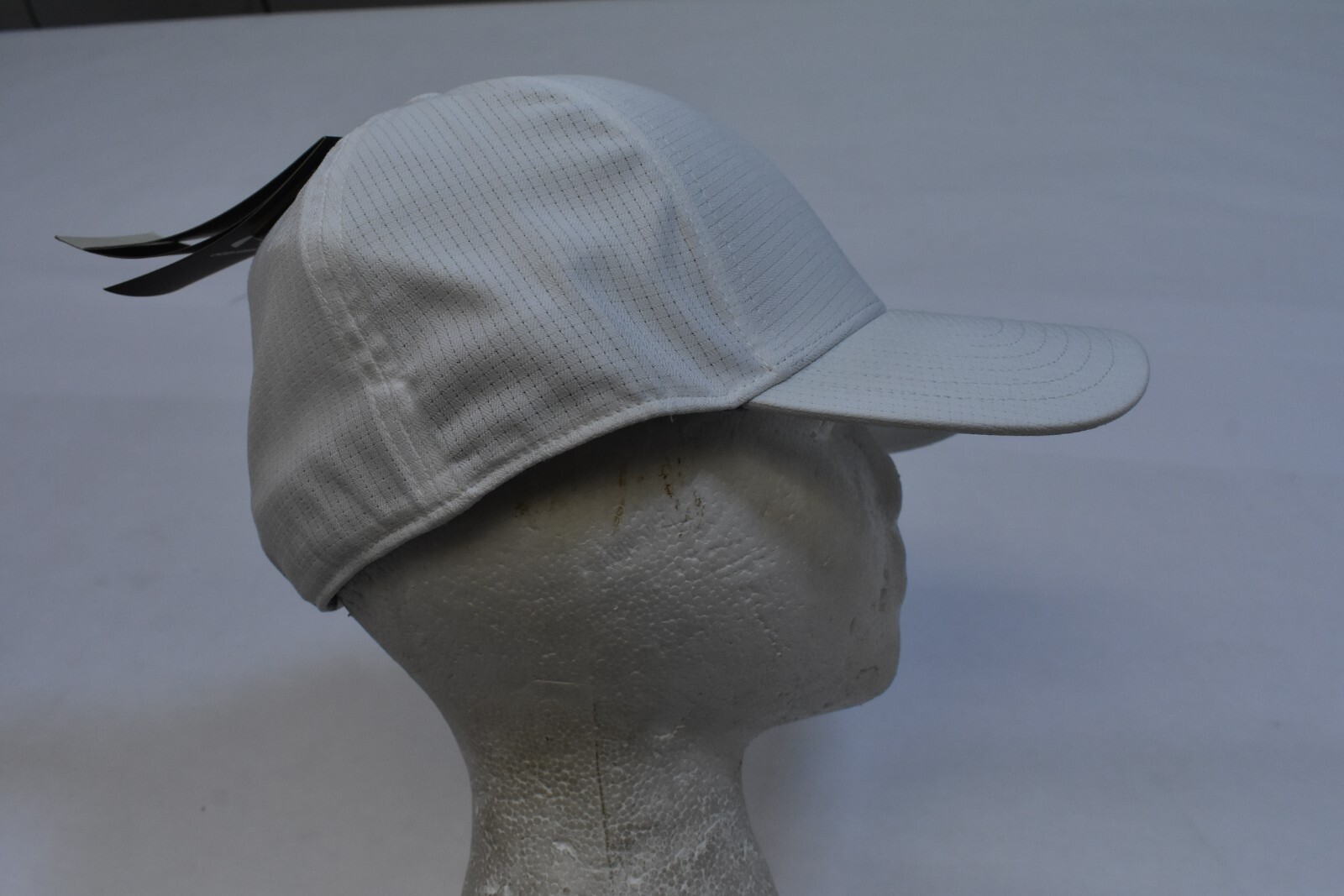 Under Armour UA Iso-Chill ArmourVent Stretch Fitted Baseball Cap White Adult M/L