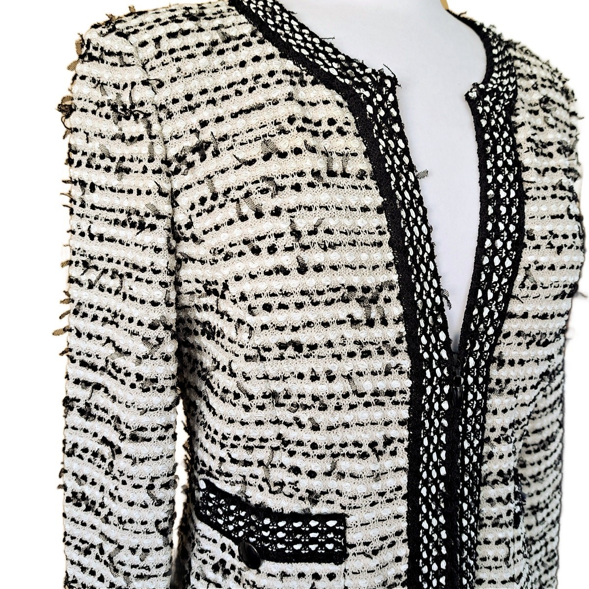 ST. JOHN Knit Ribbon Tweed Jacket Size 4 Zip Front Ivory Black Collarless Blazer