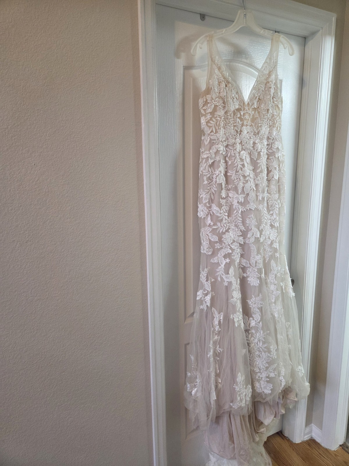 Ivory Lace V-Neck Sleeveless Column/Sheath Full-Length Wedding Dress