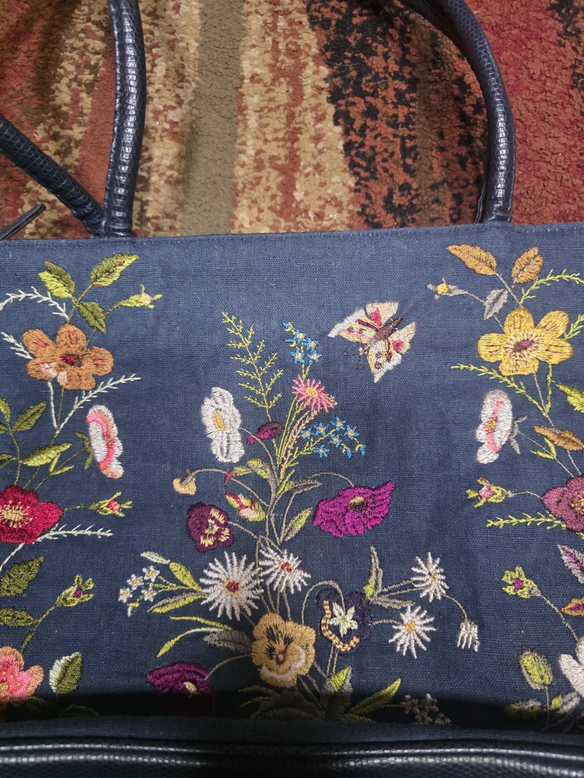 BUENO Navy Purse with EMBROIDERED FLOWERS Zip/snap Closure Excellent pre-owned