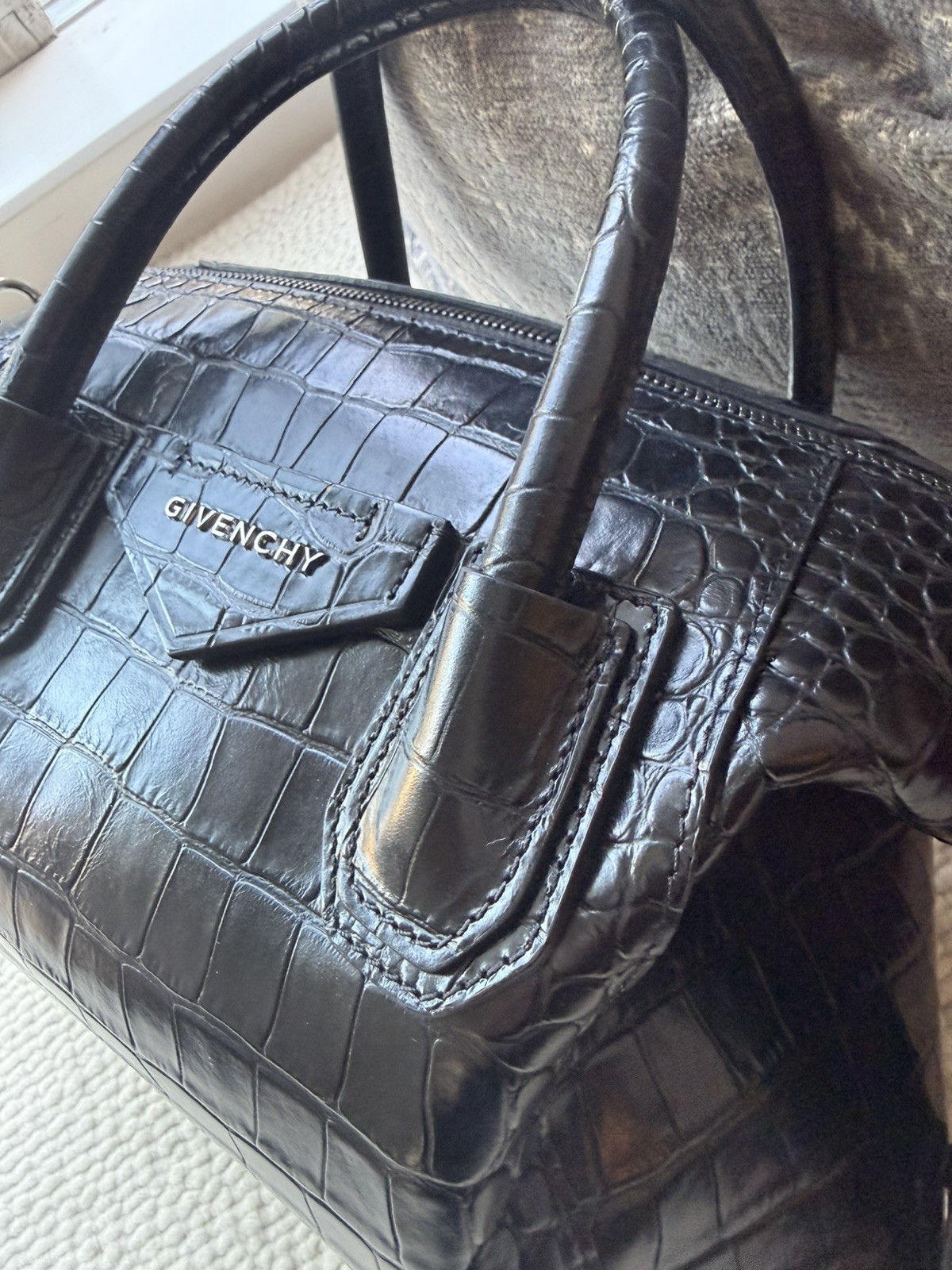 ⚡️Givenchy Small SOFT Antigona CROCODILE-Embossed Satchel BLACK Leather Bag⚡️