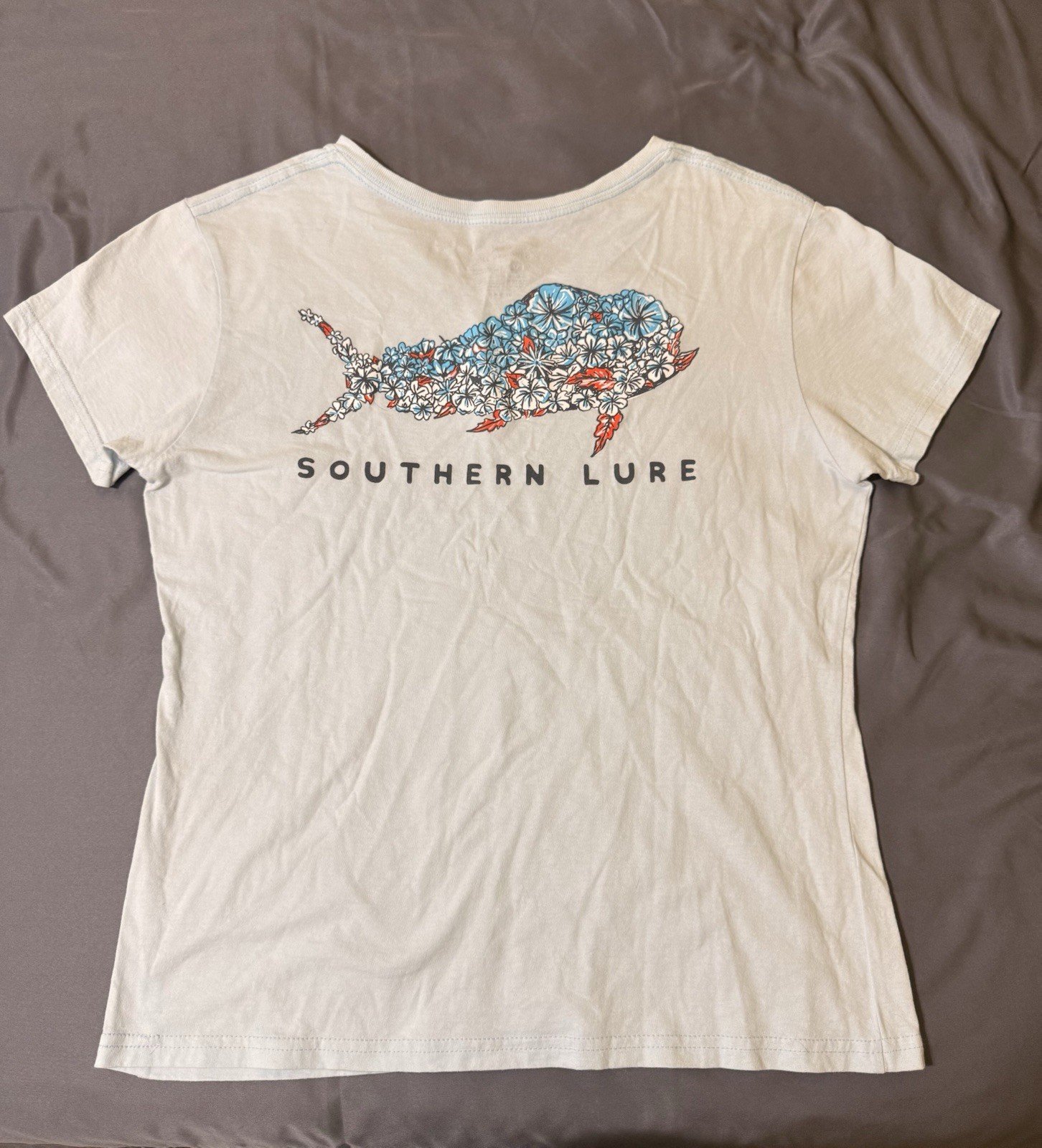 Southern Lure Women’s White V-Neck Short Sleeve Fish Logo Graphic Tee XL