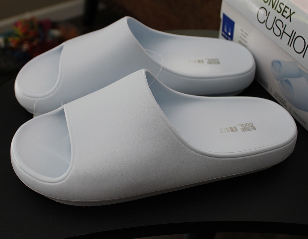 32 Degrees Unisex Size Medium (W 7.5-8.5 / M 5.5-6.5) Cushion Slide Sandal, Blue