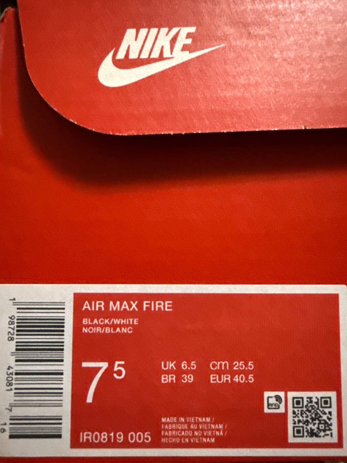 Nike Air Max Fire 7.5 Men – Brand New – Black with White Checkmark Nike Logo