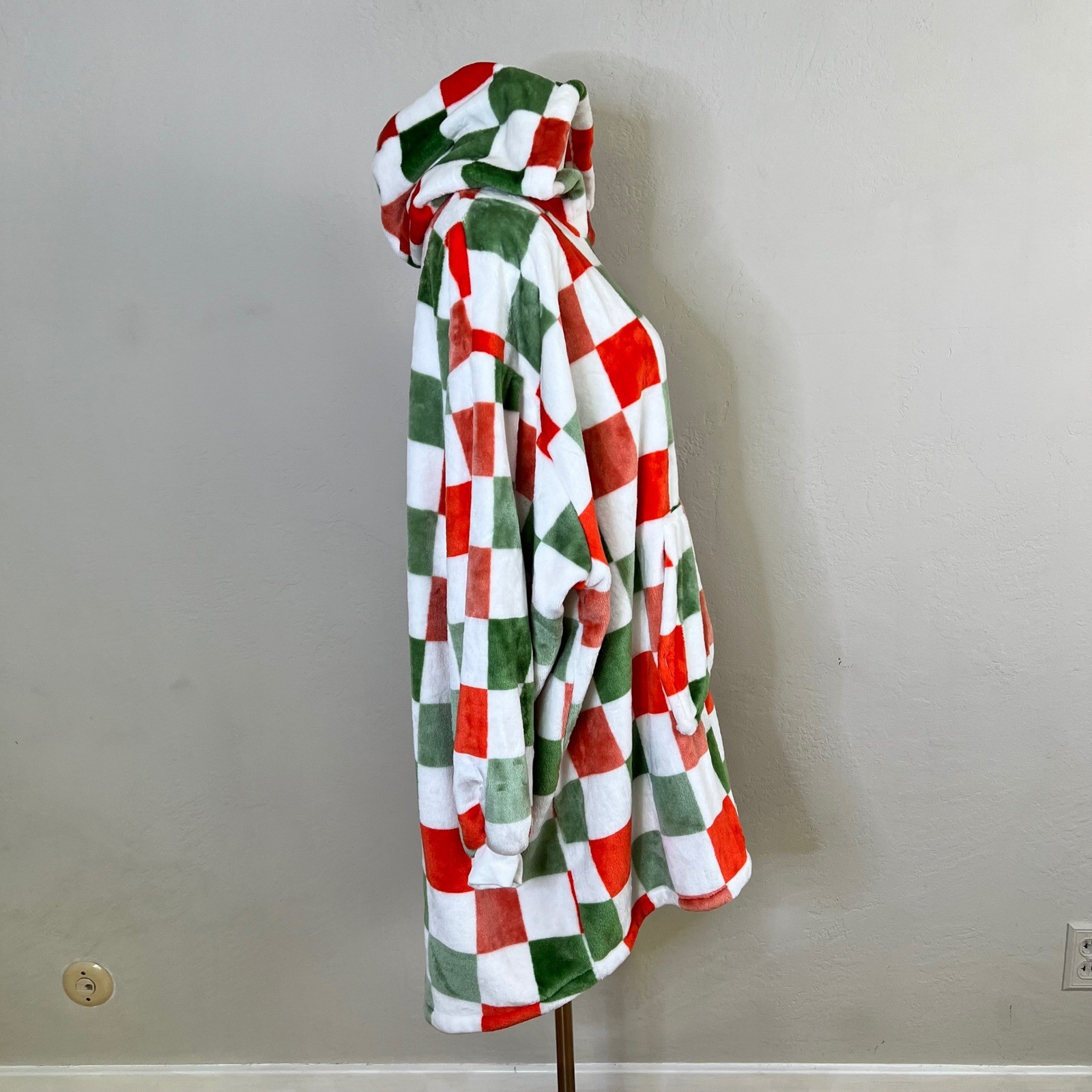 Throwzy Hoodie One Size Junior Petite Wearable Blanket Red Green Checkered NEW