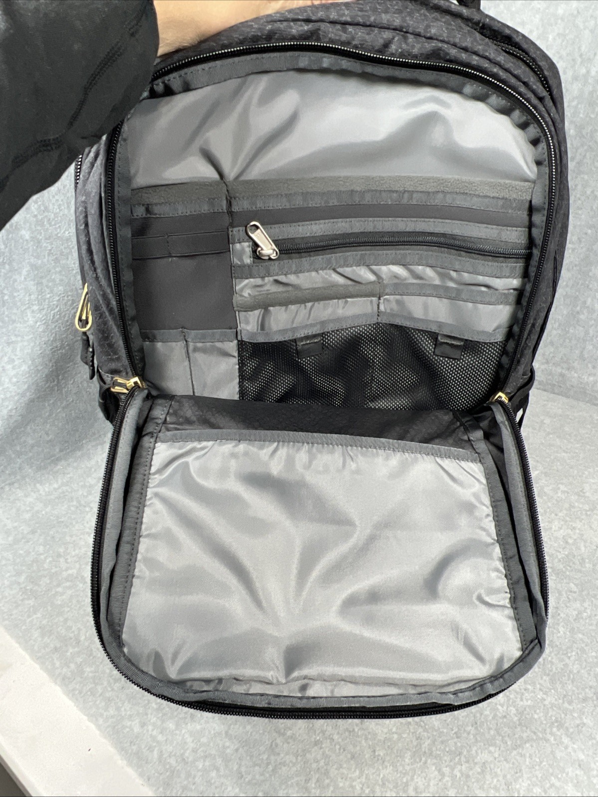 North Face Recon Backpack Black Gold FlexVent Laptop Everyday Travel