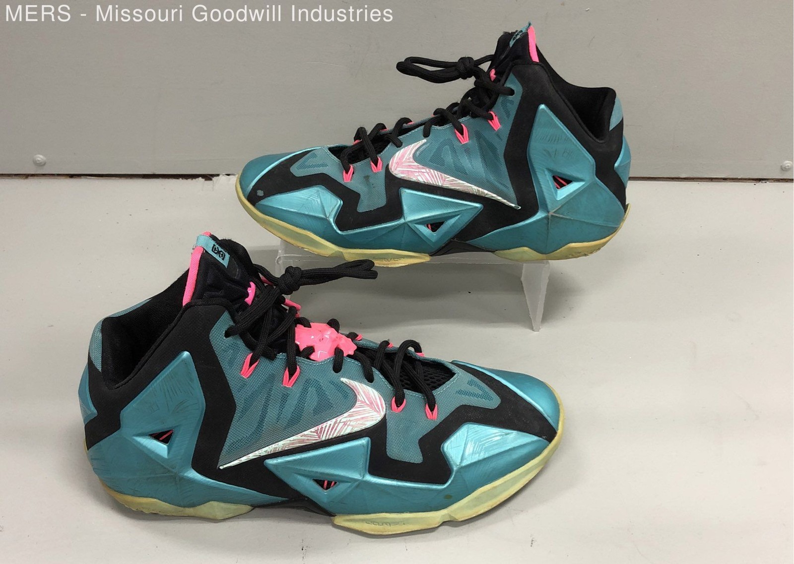 Nike LeBron 11 South Beach Teal Pink Black Basketball Shoes 616175-330 Size 10