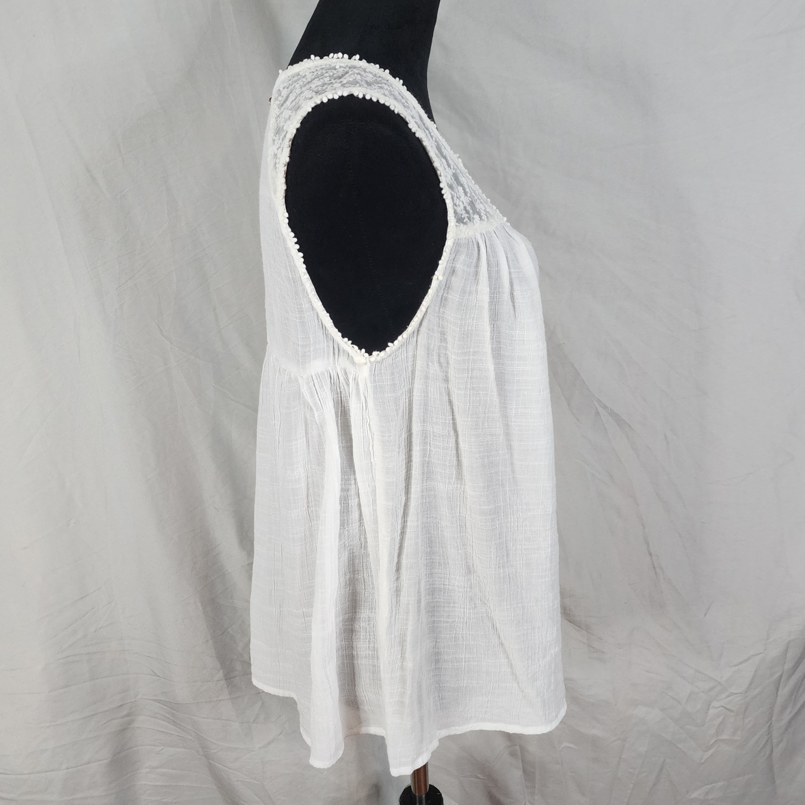 NEW DIRECTIONS Size Medium Dainty Floral Embroidered White Crochet Lace Blouse