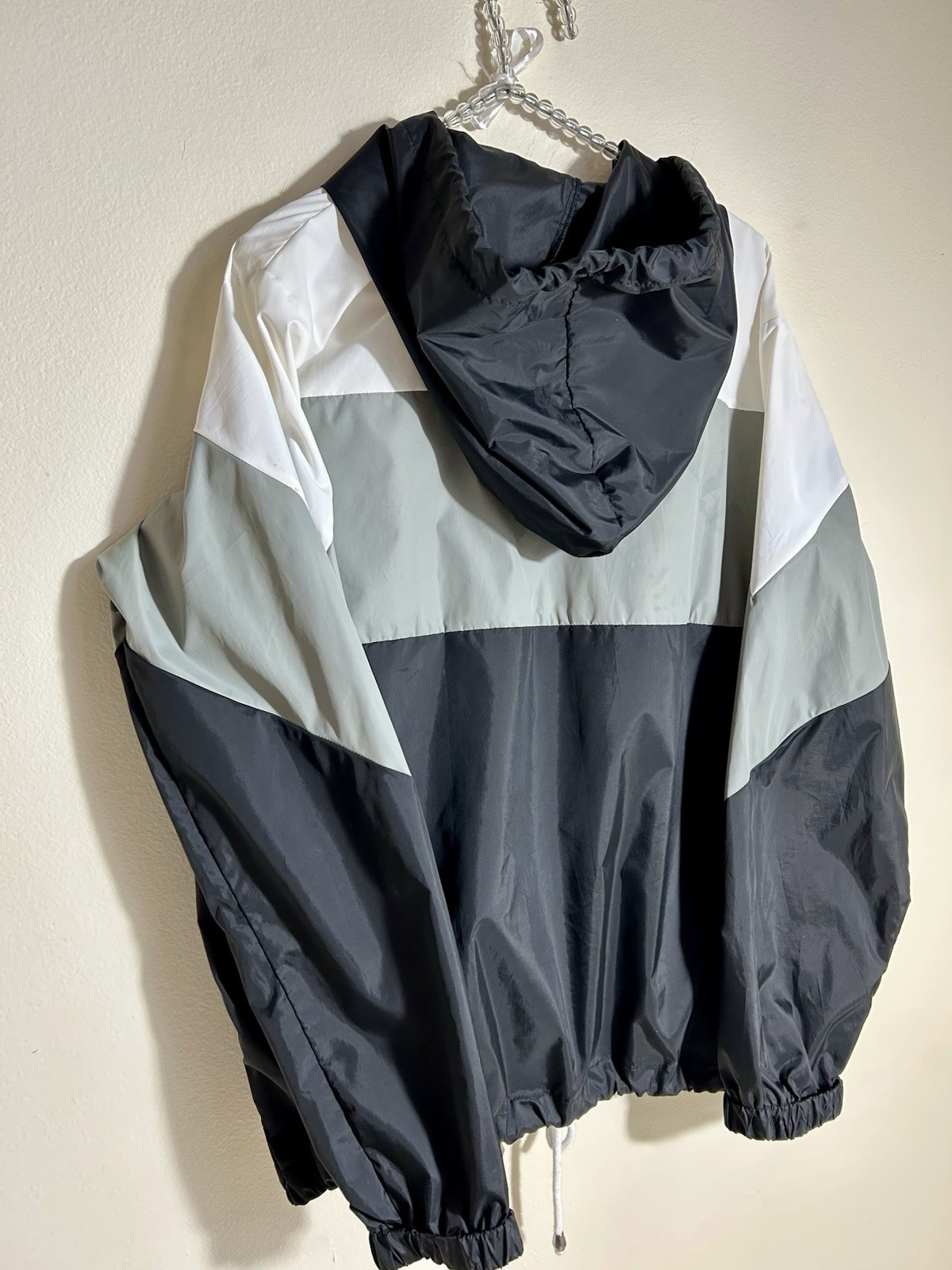 Windbreaker Jacket LG Black & White Lightweight With 2 Front Pockets & Zip Front