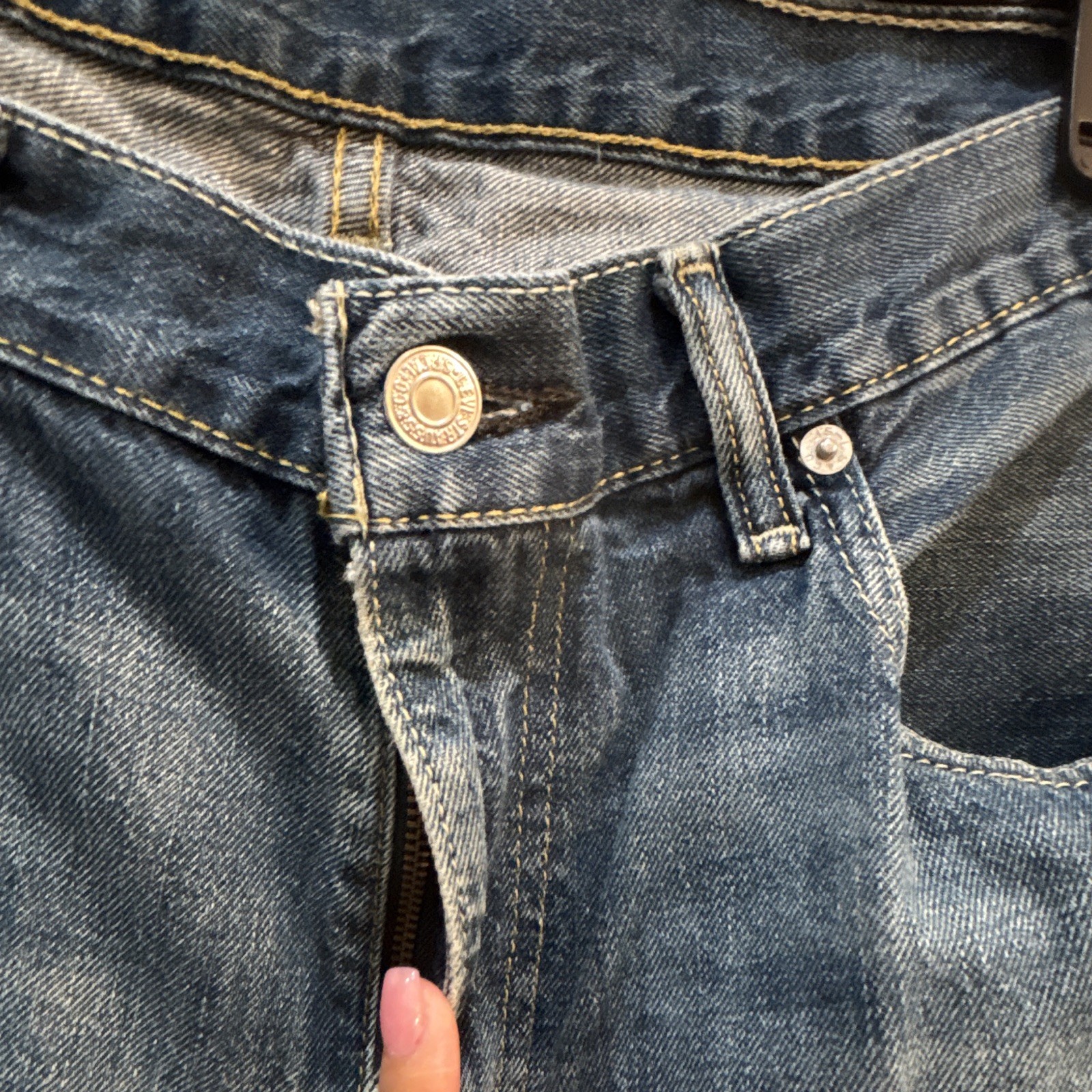 Levi’s Men’s Relaxed Fit Mid Rise Medium Wash Cotton Denim Straight Jeans