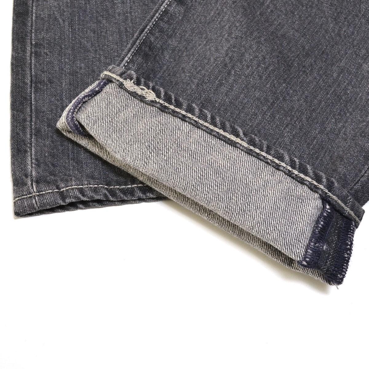Unused LEVI’S denim jeans, model number 00501-1615, size W30, gray.