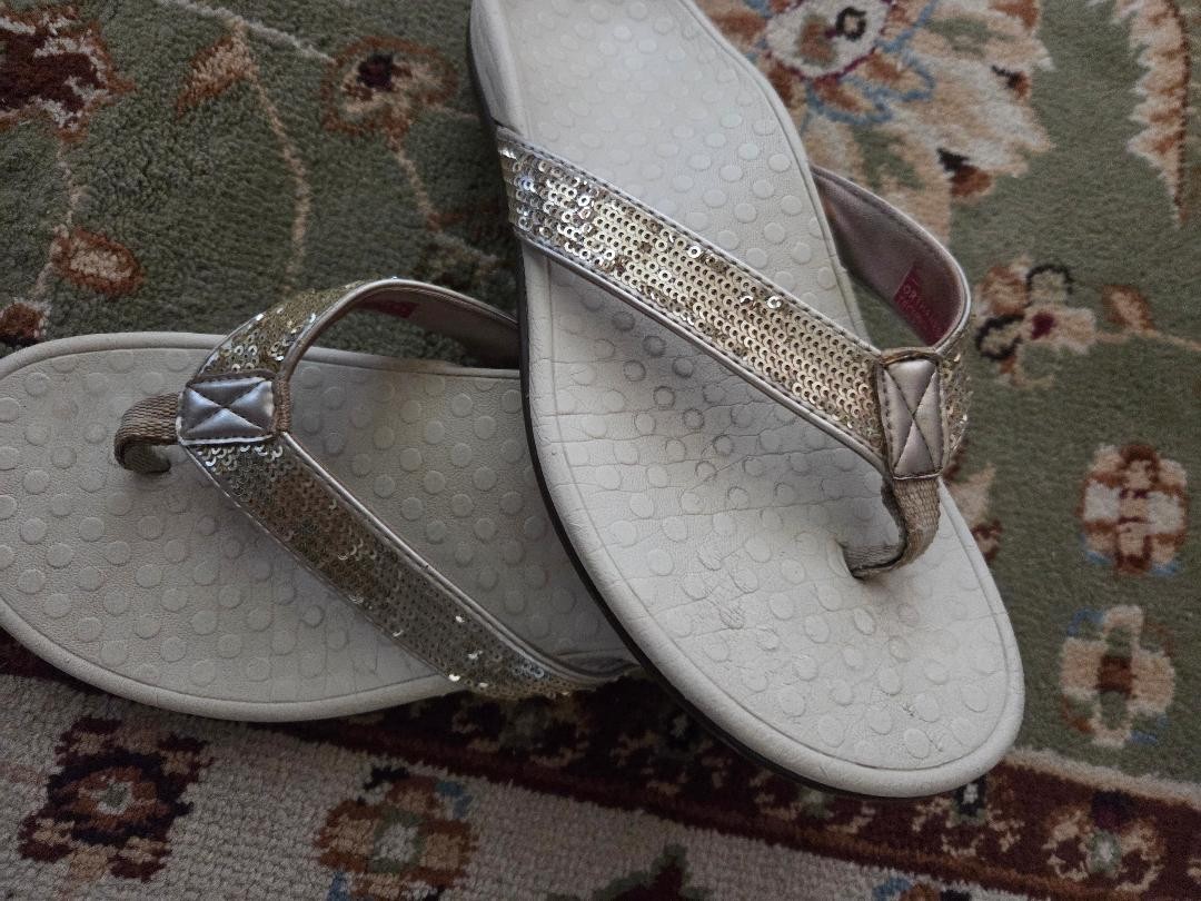 VIONIC TIDE FLIP FLOP,GOLD, SIZE 7
