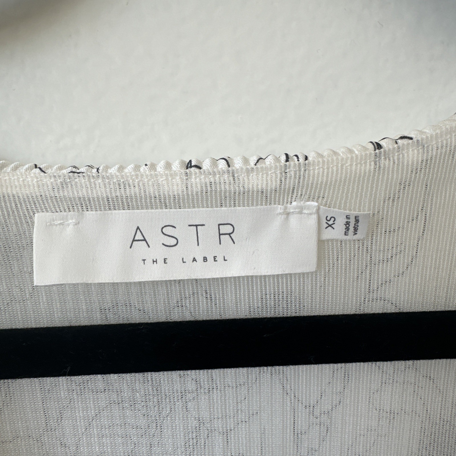 ASTR The Label Women’s Lined Summer Pleated Faux-Wrap Floral White Blouse XS