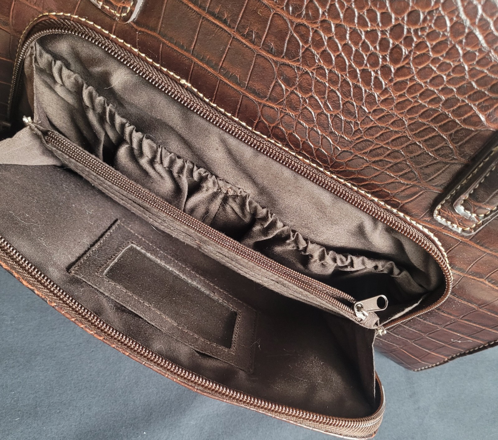 Vintage brown Genuine leather crocodile shoulder tote purse