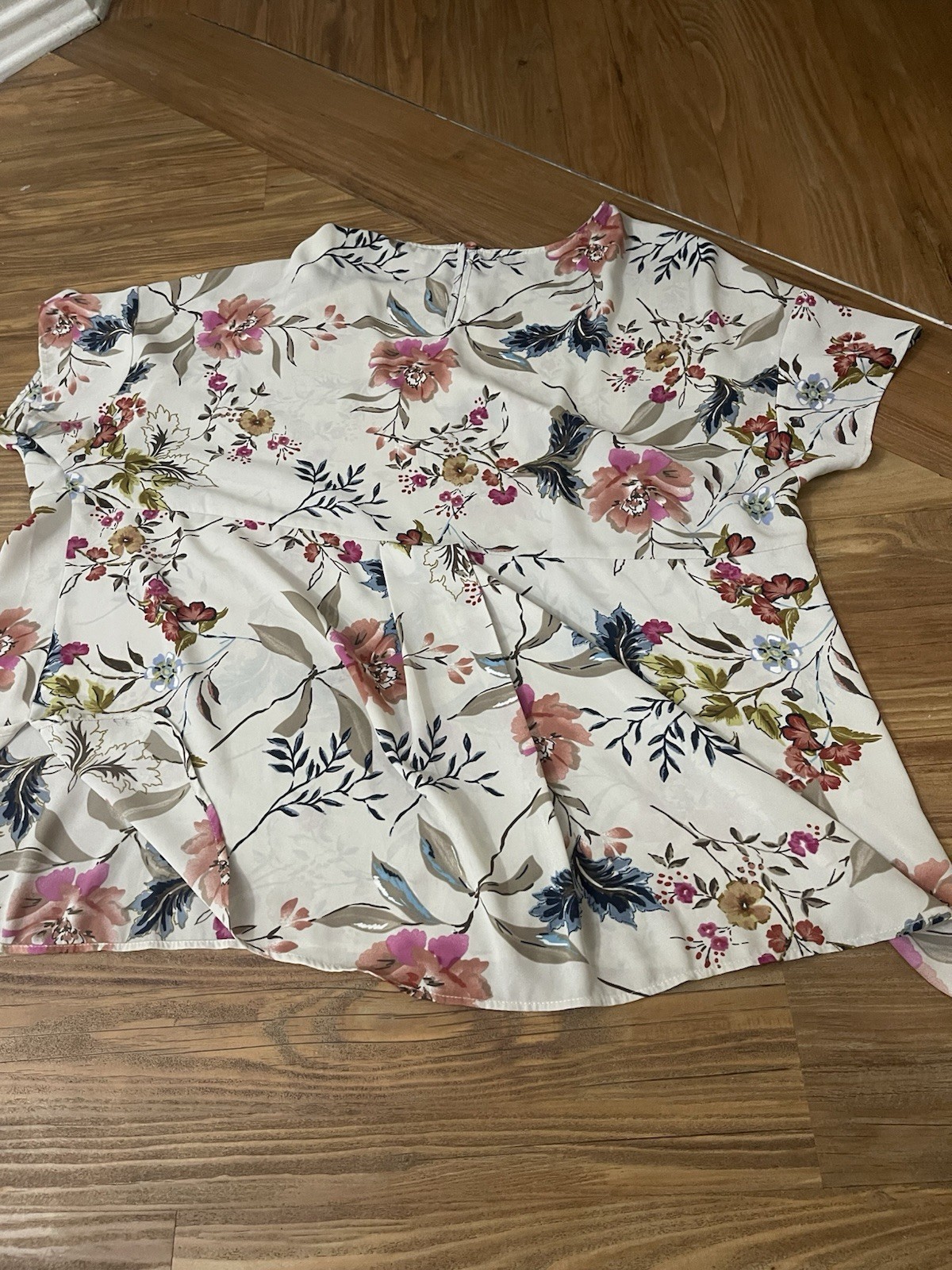 DR2 Women’s Plus Size 3X Floral Blouse, Short Sleeve Round Neck, White Pink