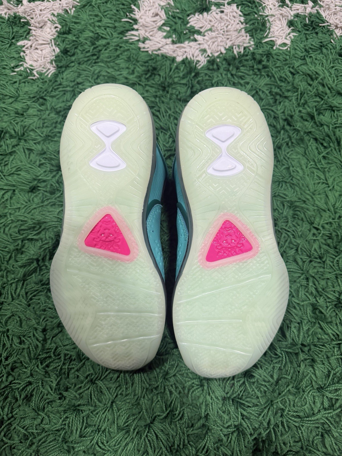 Nike LeBron 8 Mid Top Basketball Sneakers Turquoise/Black/Pink Lace-Up