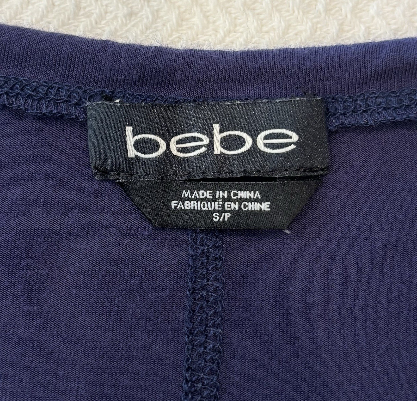 Rare bebe Women’s Navy Rhinestone Logo Medallion Scoop Neck Tie Front Tee Sz S/P