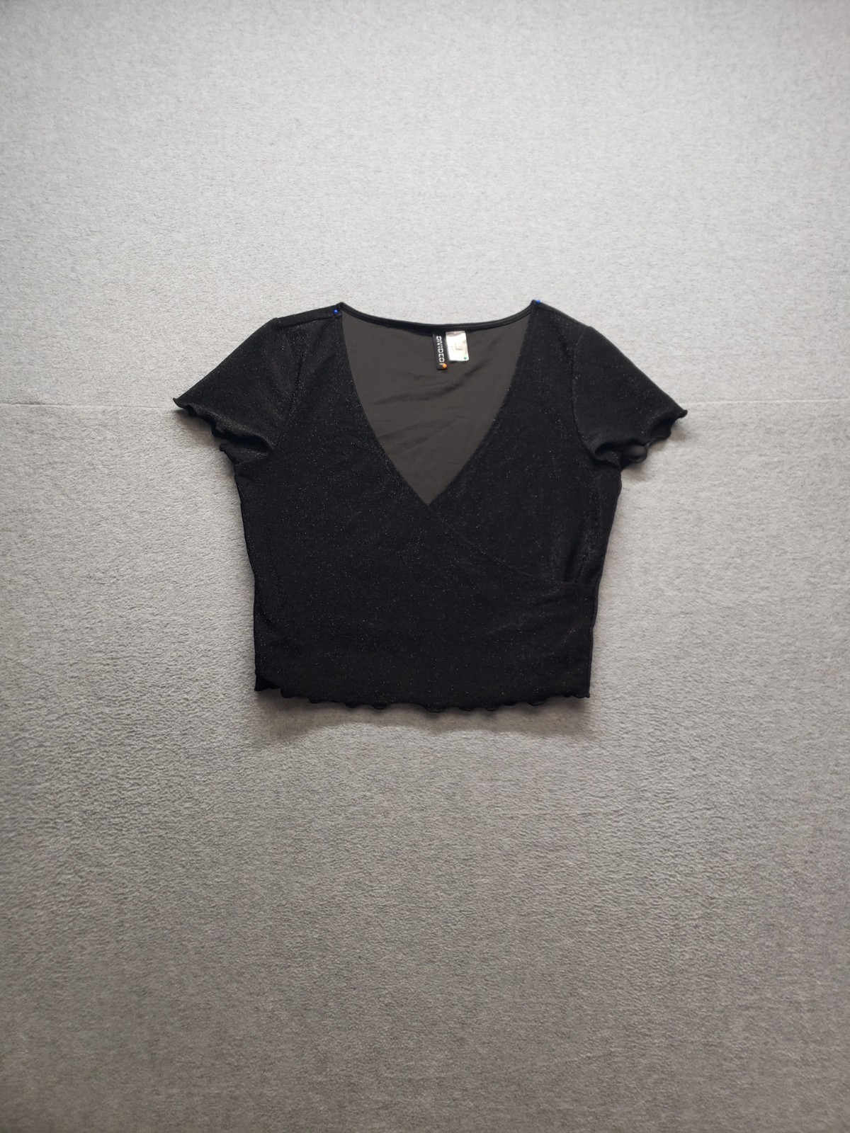 Divided By H&M Women Cropped Tops M Black V Neck Short Sleeve Scalloped Casual