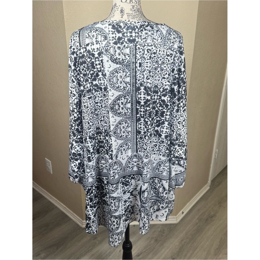 Avenue Black and White Floral Print Top