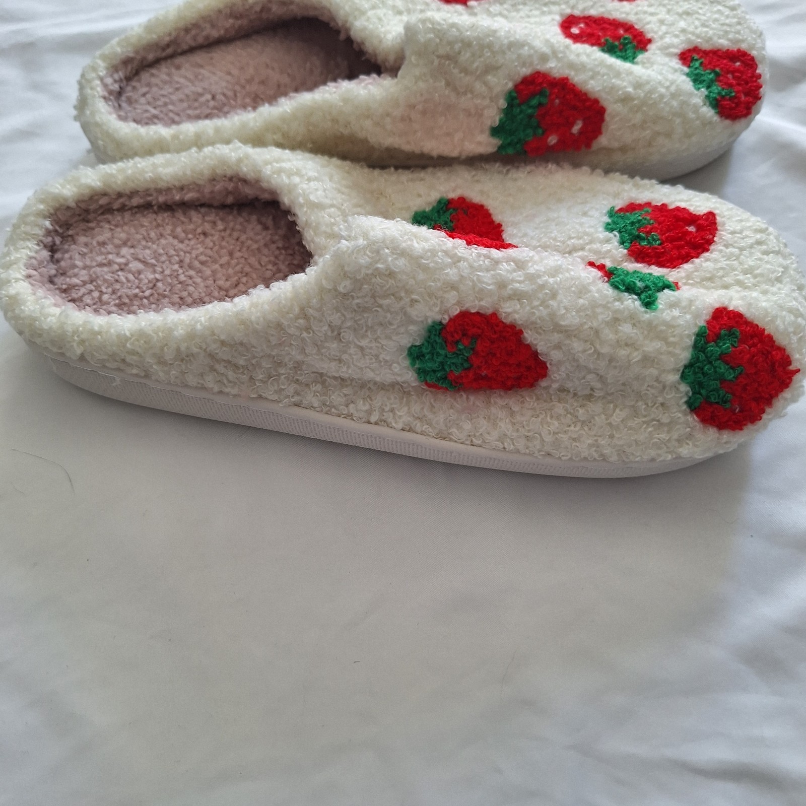 1 PAIR Women’s Strawberry Slippers Lightweight Soft Sole House Shoes 7-8
