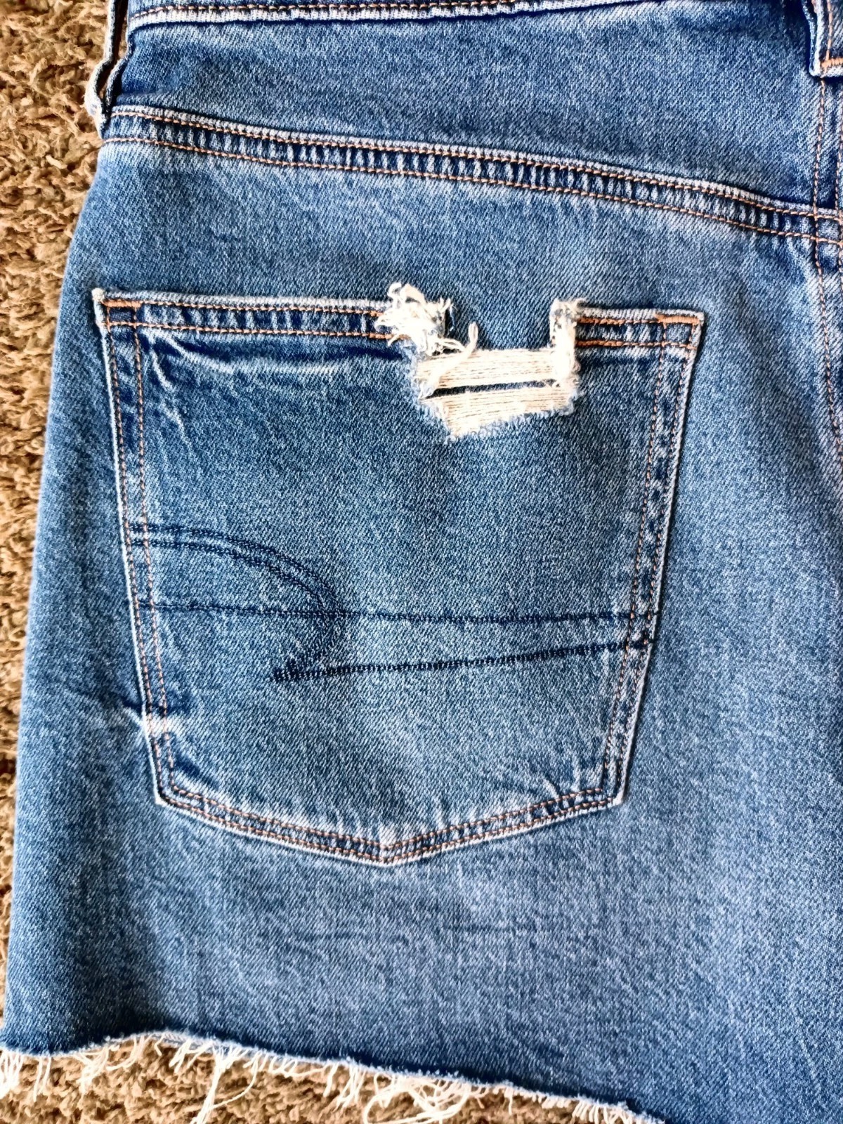 American Eagle Strigid Ripped Denim Mom Short Size 6 Blue Distressed