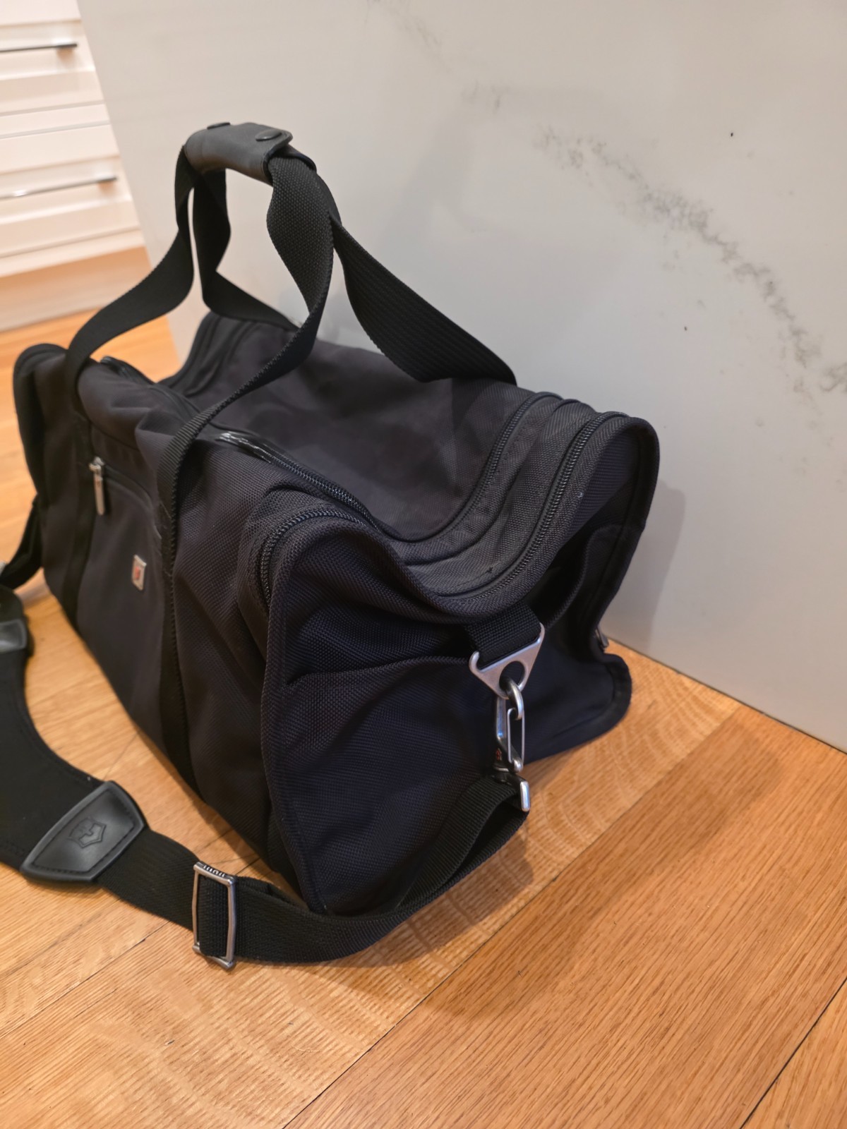 Victorinox Swiss Army NXT Black Canvas Duffle Bag Travel Luggage 20 x 10 x 10
