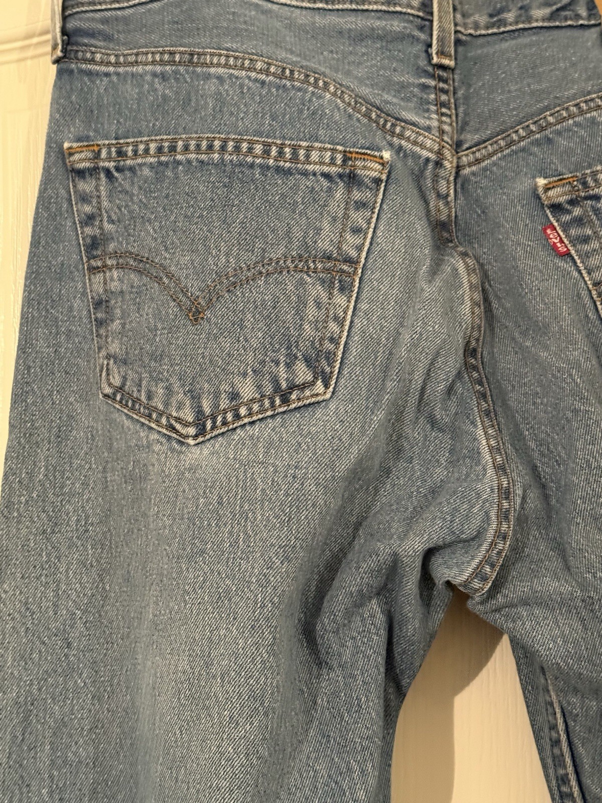 Vintage 1999 Levi’s Men’s Blue Denim Jeans Straight Fit Button Fly size 33X34