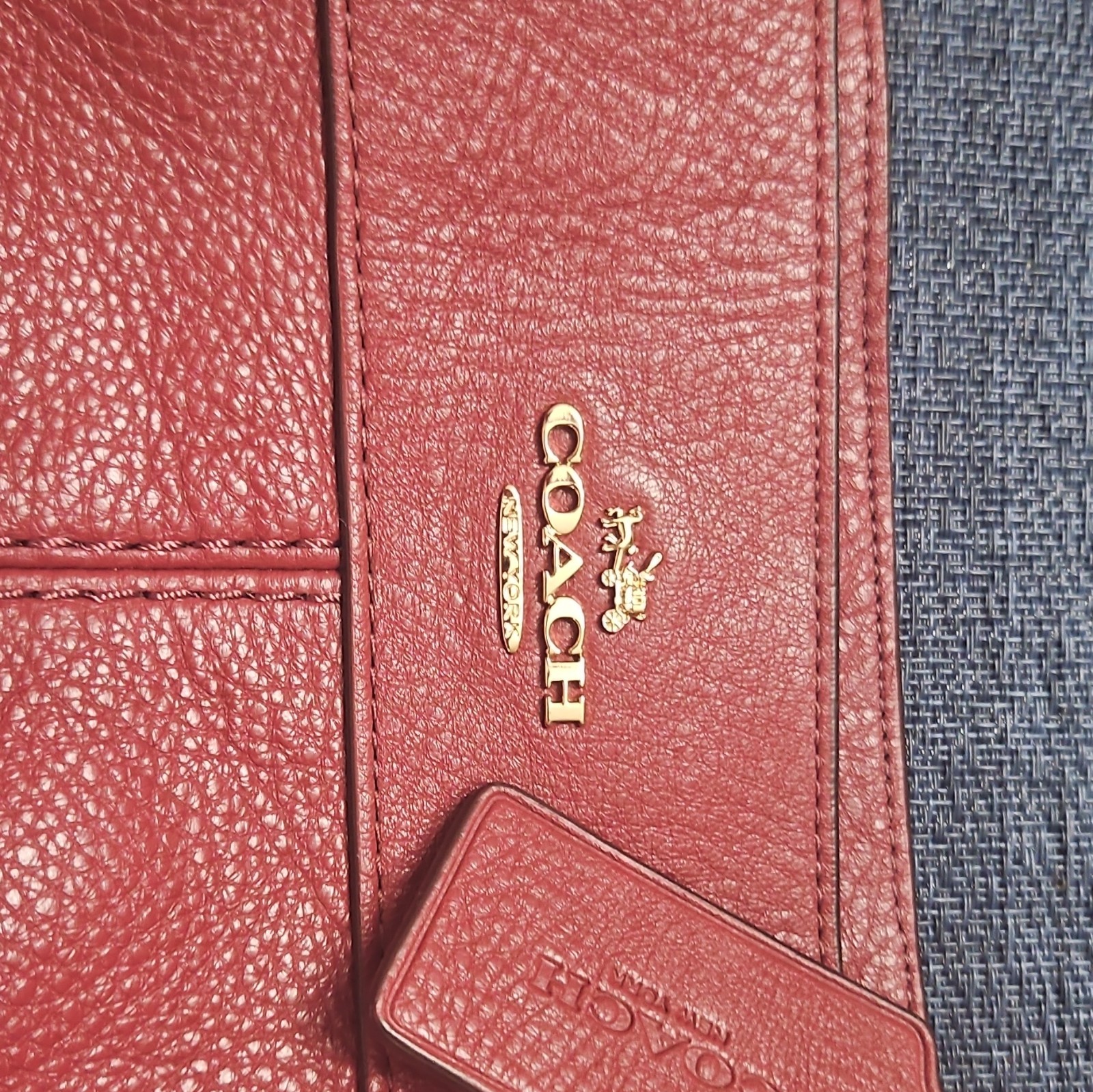 Coach Burgundy Pebbled Shoulder Bag Zip Gold Hardware Bag Charm Inner Pockets
