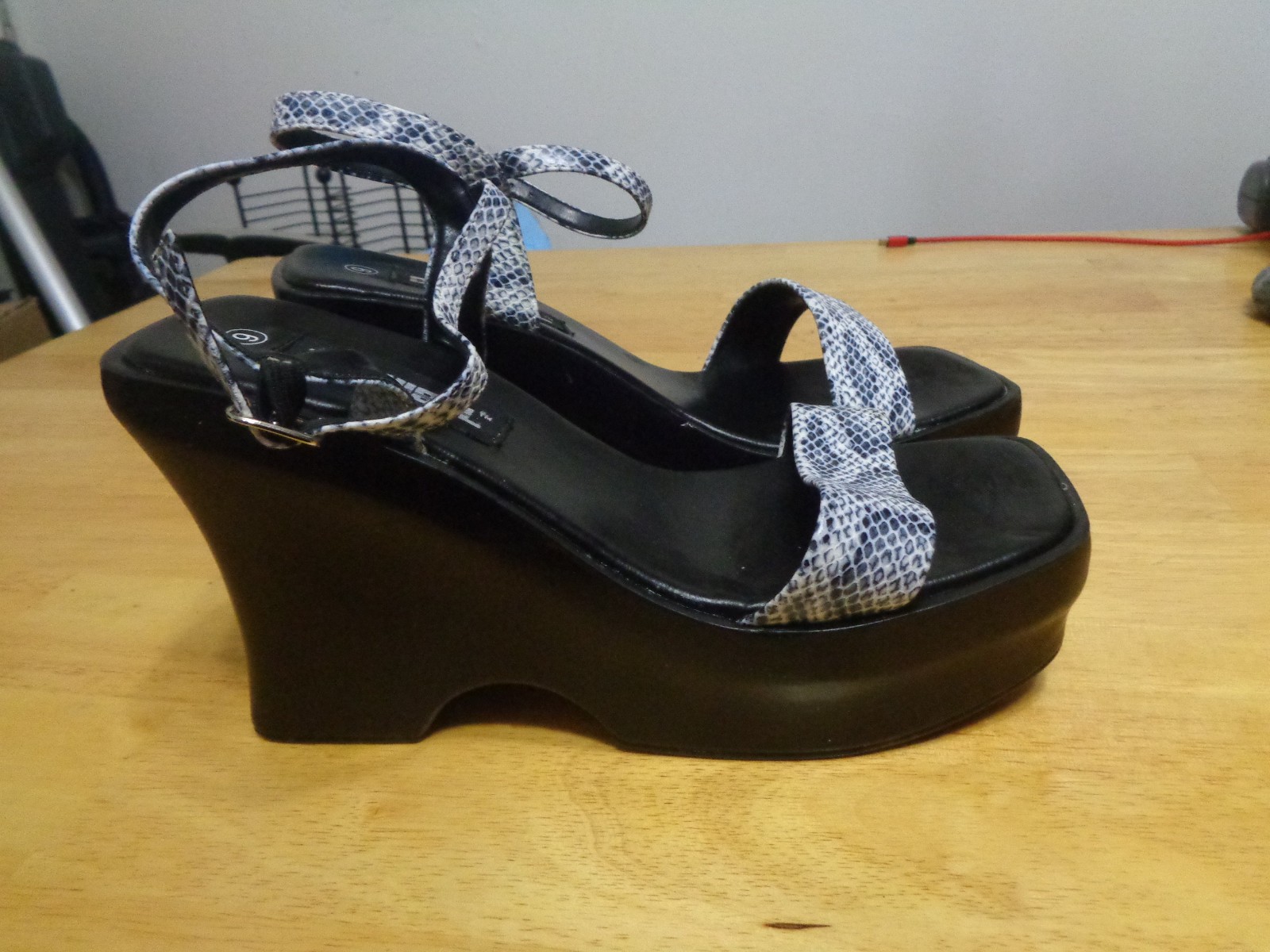 Bonnibel Sz 9 Wedge 4in 1.5in Front NWOT