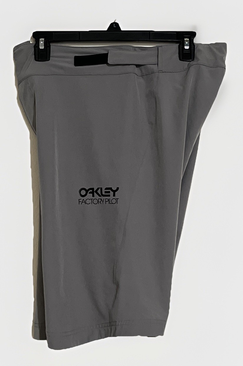 NWOT OAKLEY S 26-30in waist GRAY PERFORMANCE FIT SHORTS MENS
