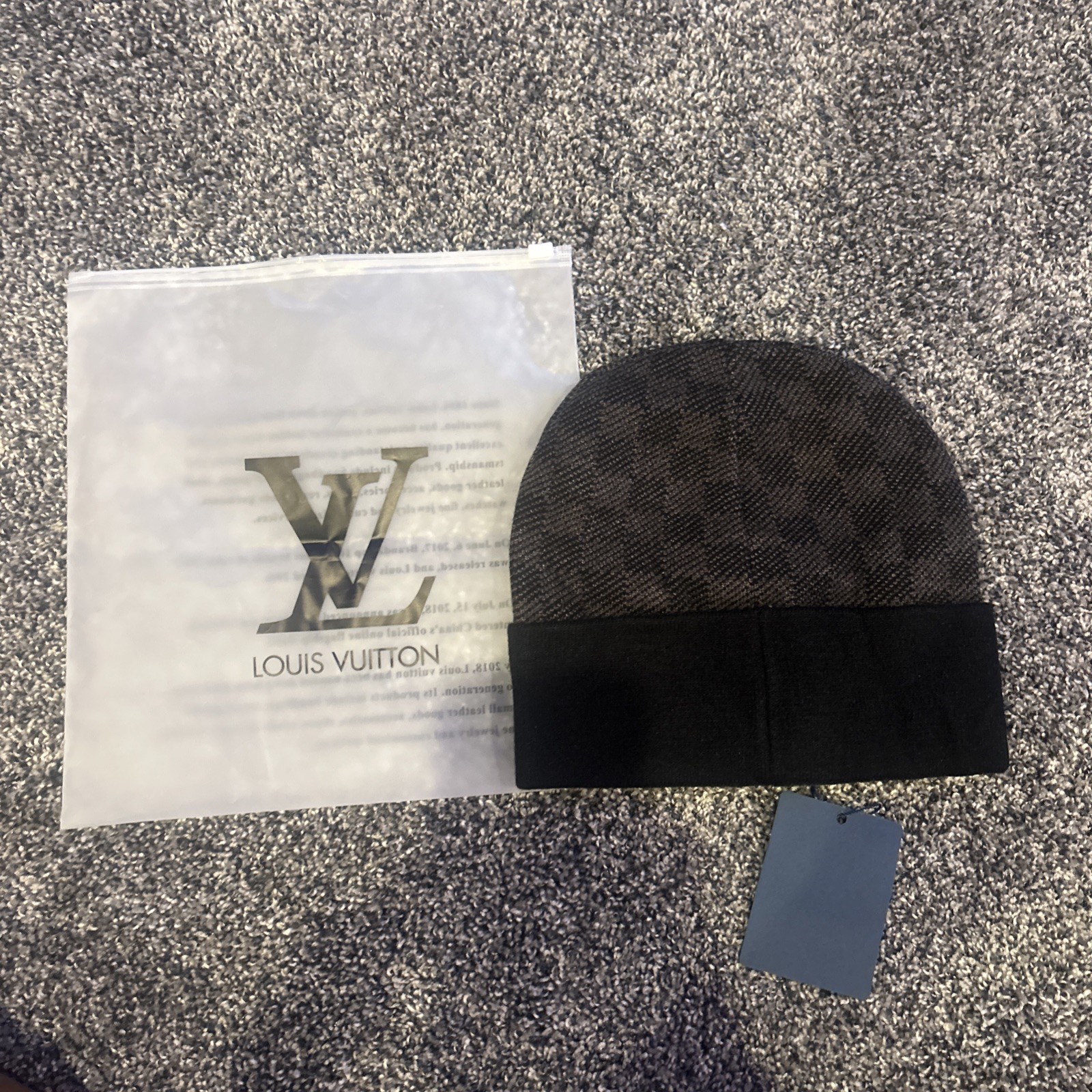 Louis Vuitton LV Logo Men’s Beanie Hat Gray/Black Stretch One Size Fall/Winter