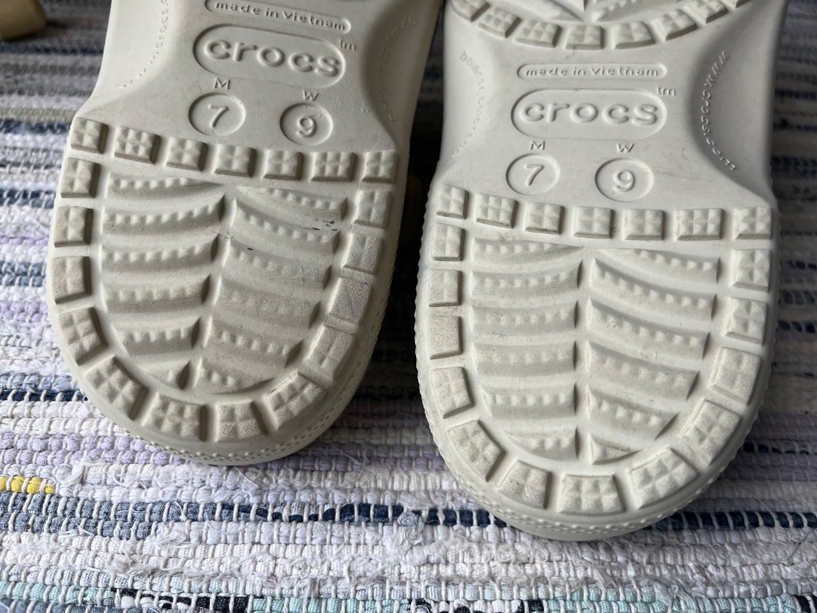 CROCS Clogs Slip on Cream w/Removable Charms: Butterfly, Leaf, Wave VGUC W9 M 7