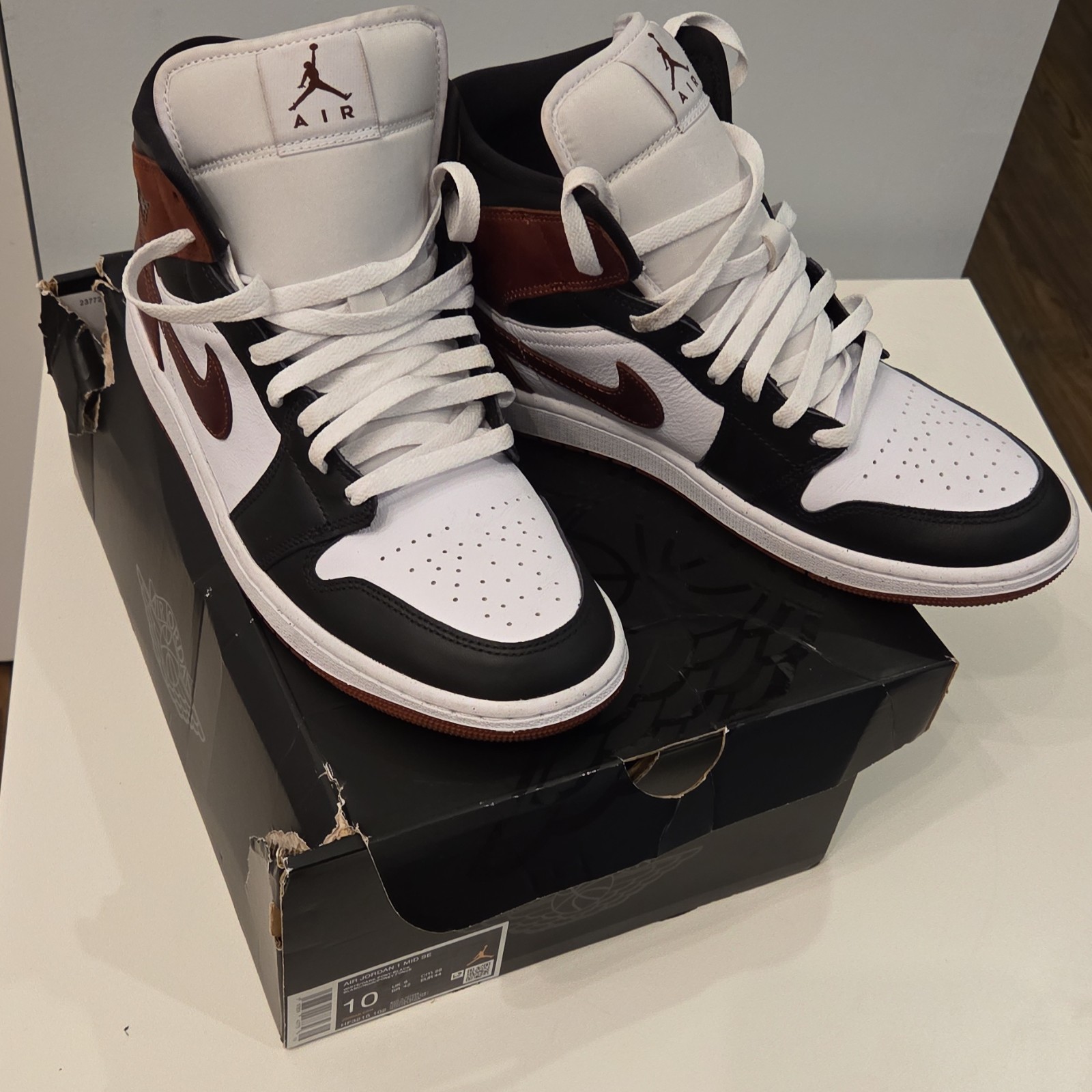 Jordan Air Jordan 1 SE Mid Top “Dark Pony” White/Black/Burgundy HF3216-102