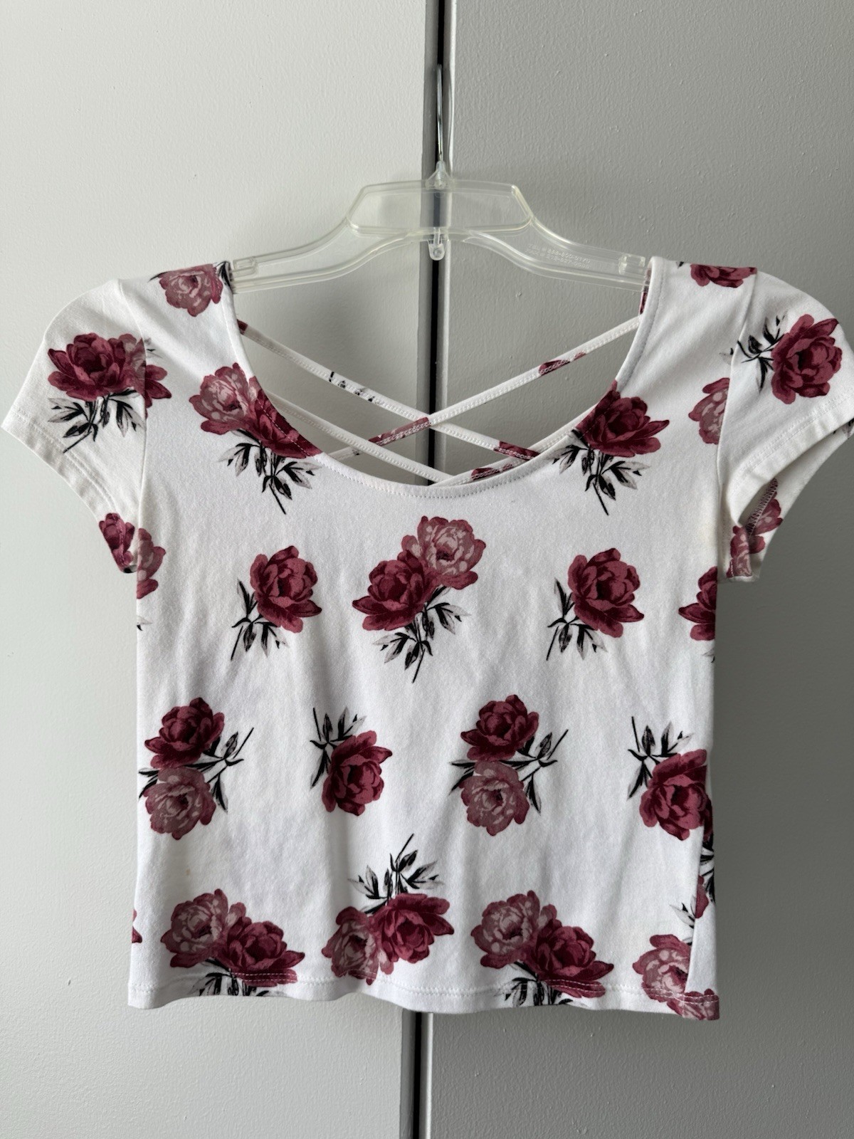 Charlotte Russe Floral Cropped T-Shirt XS White/Burgundy Scoop Neck Cap Sleeve