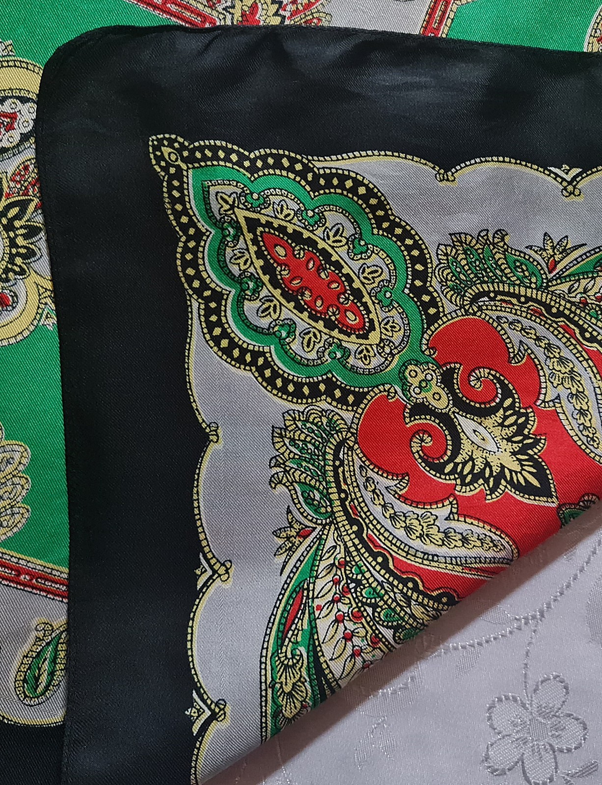 SCARF VINTAGE AUTHENTIC PAISLEY ART BLACK GREEN RED SILK 30” SQUARE