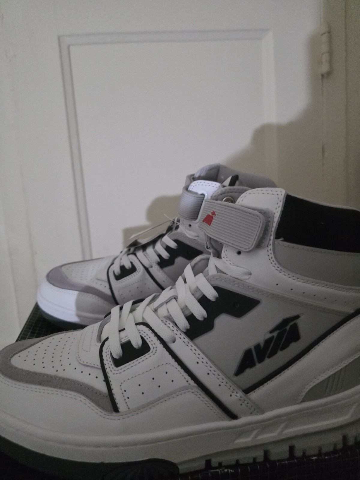 Avia 880 Basketball High Top Sneakers White Black Gray Lace Hook Loop size 11.5