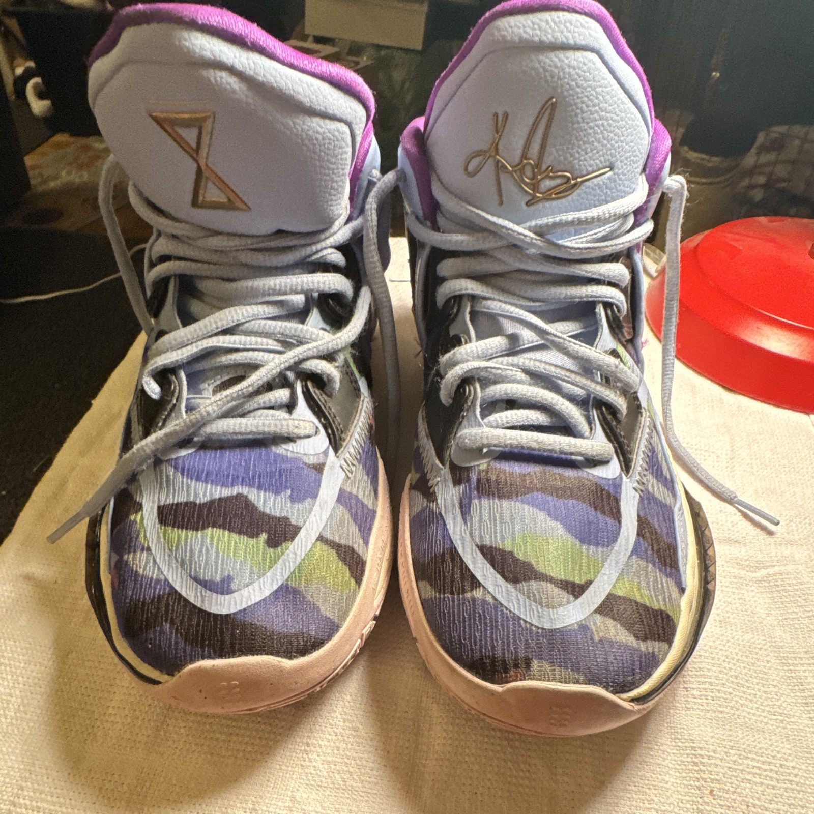 Nike Kyrie Irving Men’s Mid Top Basketball Sneakers Purple/Gray Camo DD0334-400