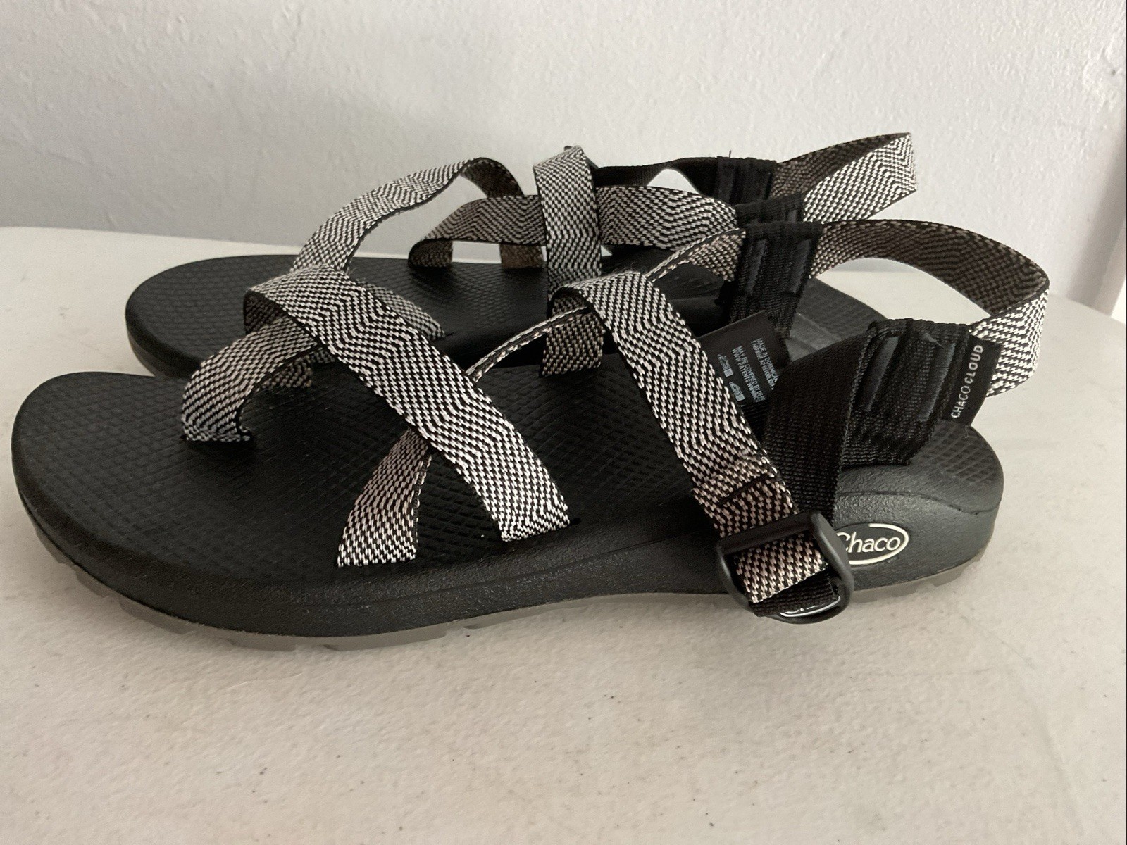 Chaco Z2 Cloud Women’s Strappy Toe Loop Sandals Black White Geometric Sz W11