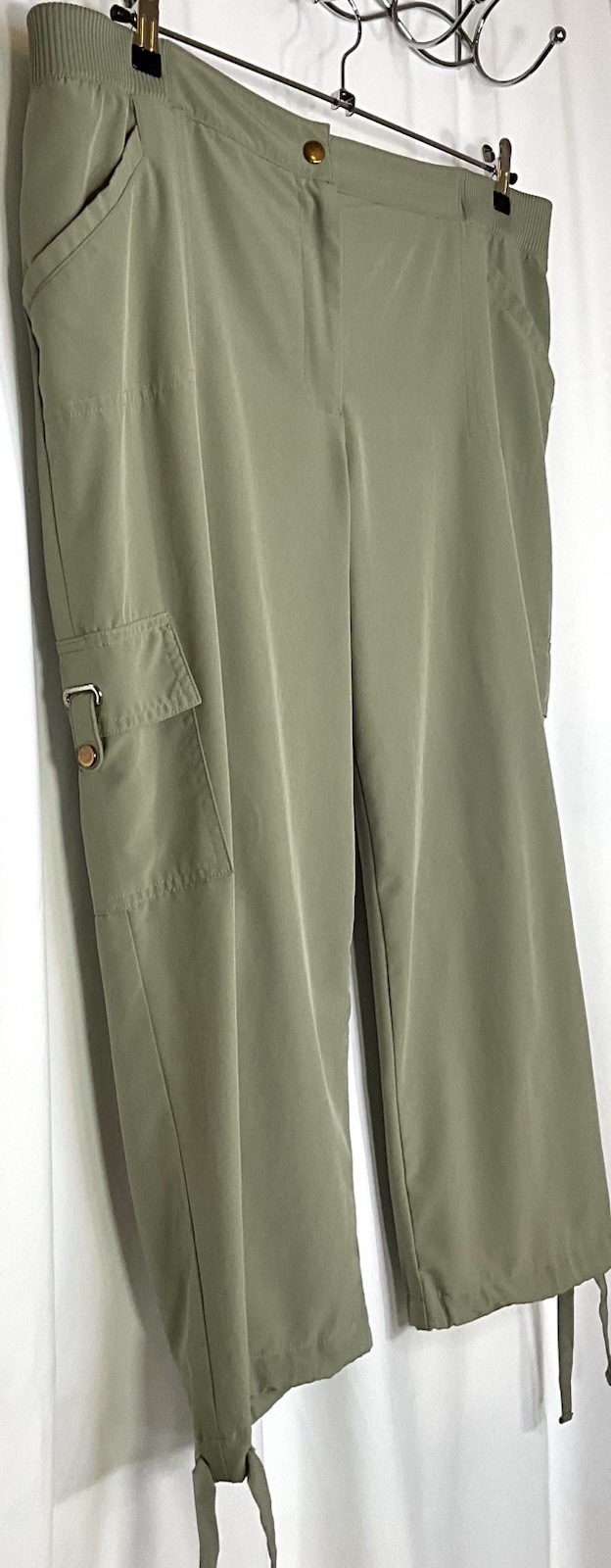 Chico’s Zenergy Cargo Capri Pants Size 3 Poly Blend Khaki Green Easy care EUC