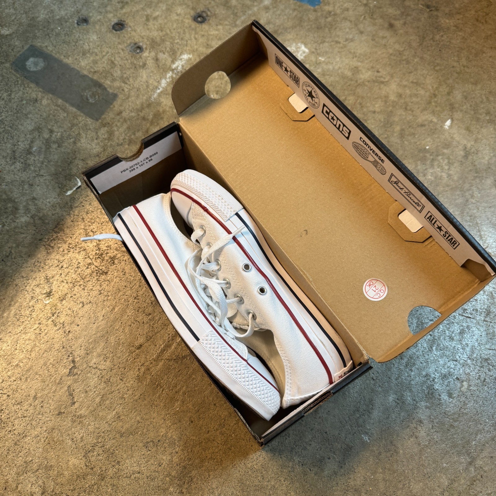 Converse Chuck Taylor All Star Low Top Optical White Men’s 5.5 / Women’s 7.5