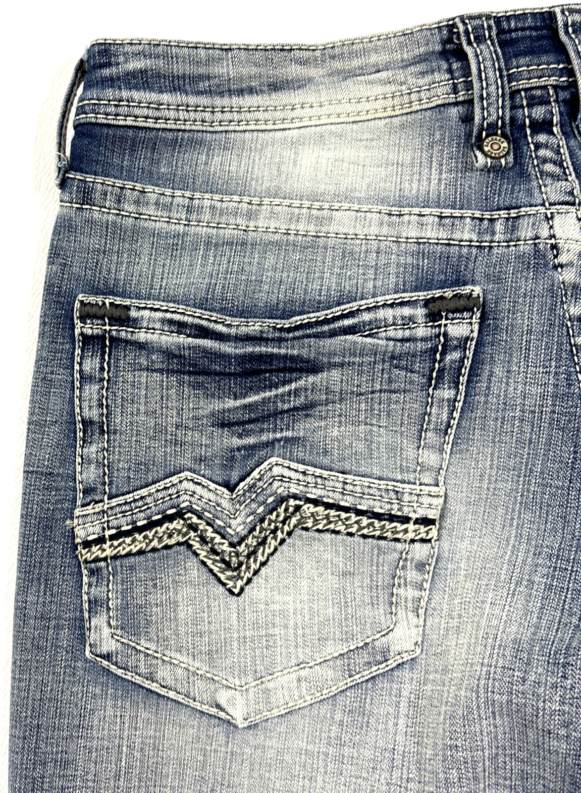 Salvage Buckle Mayhem Jeans Mens 33R Straight Fit Light Wash Whiskered Denim EUC