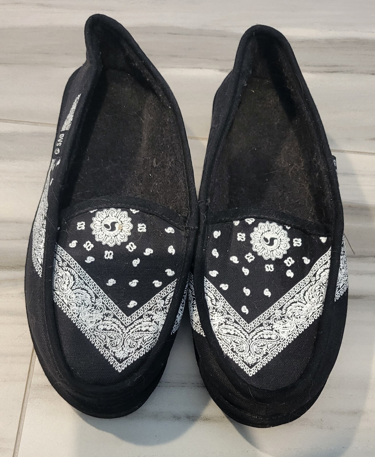 DVS Shoe Company Black & White Slippers W/ Paisley Bandana Pattern Size 12