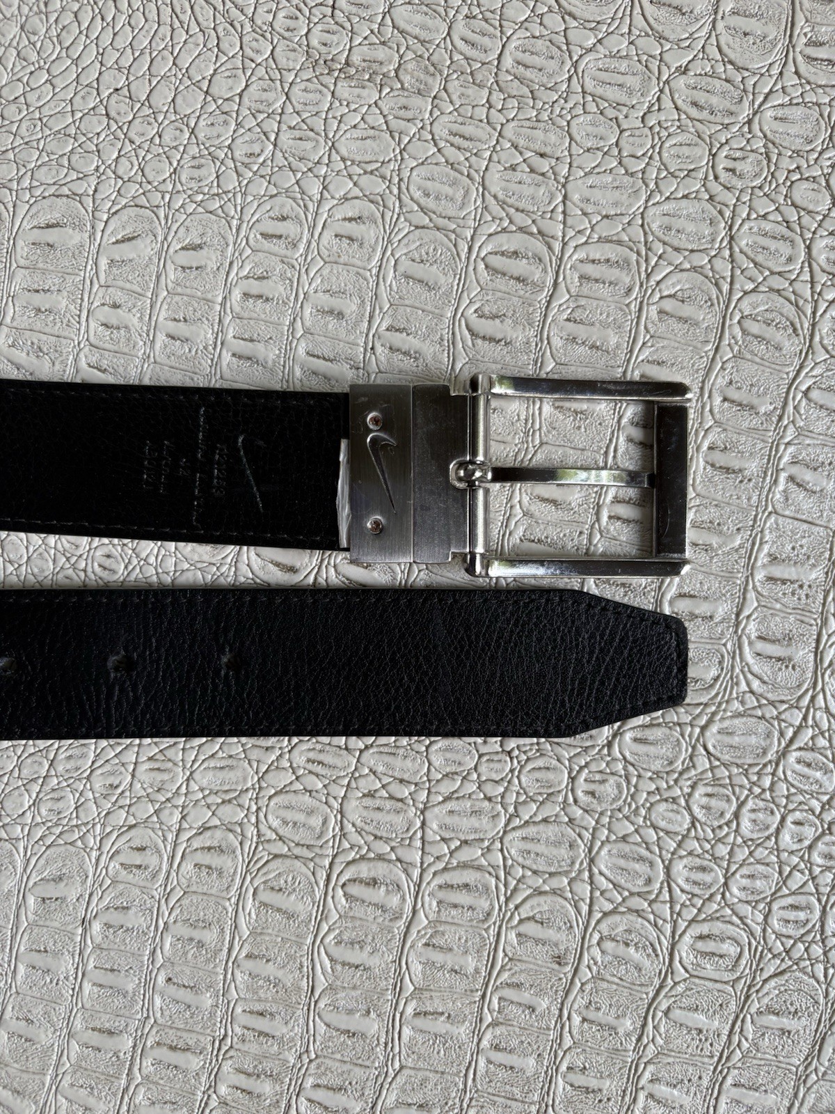 Nike Leather Belt Men 42 Black White Reversible Silvertone Buckle Stitching Logo