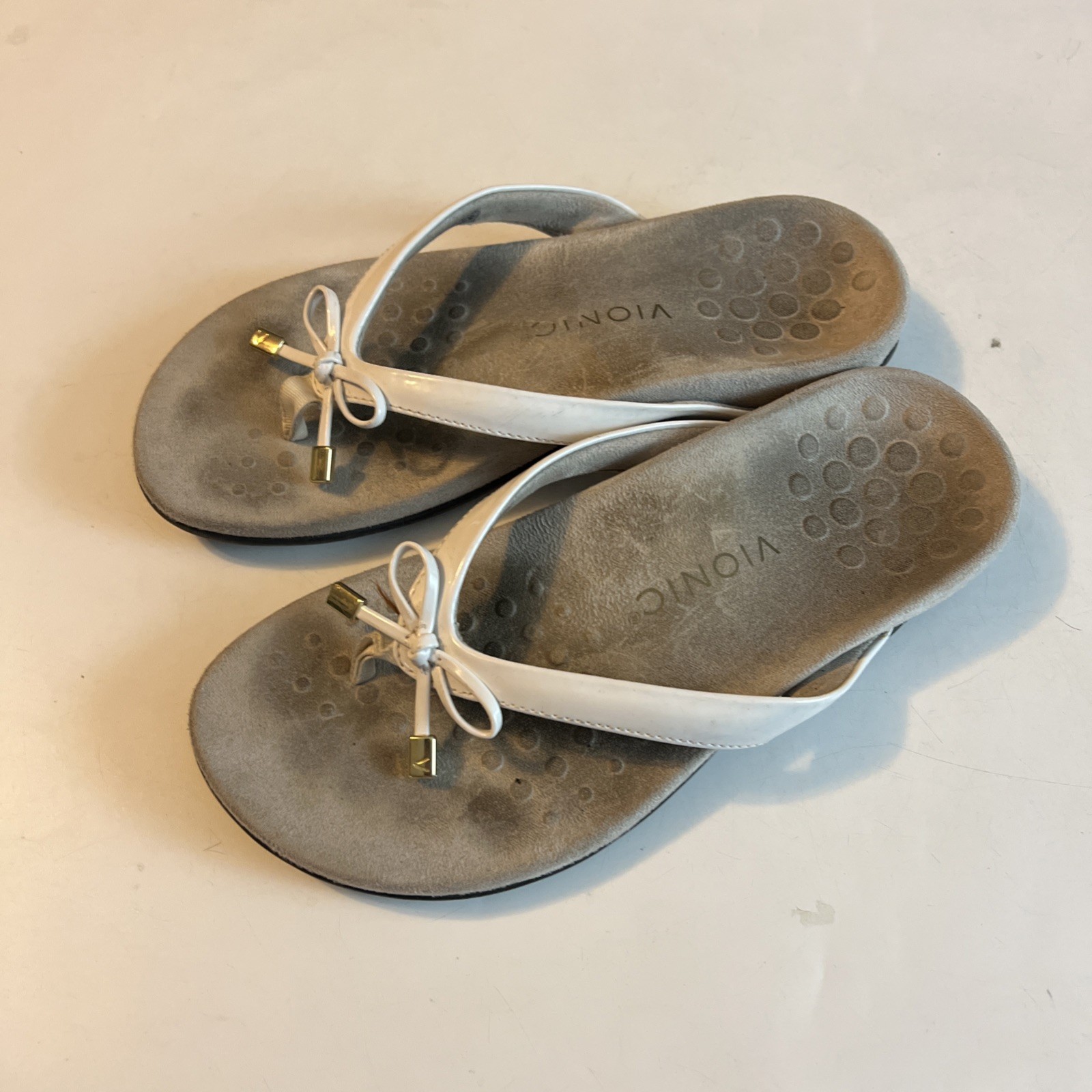 Vionic Bella II White Patent Bow Orthotic Sandals Flip Flops Women’s Size 7.5