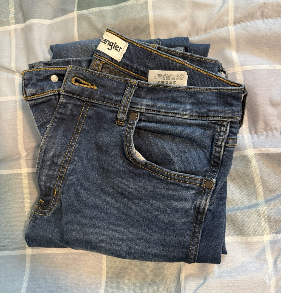 Wrangler Men’s Blue Medium Wash Regular Fit Bootcut Stretch Denim 5-Pocket Jeans