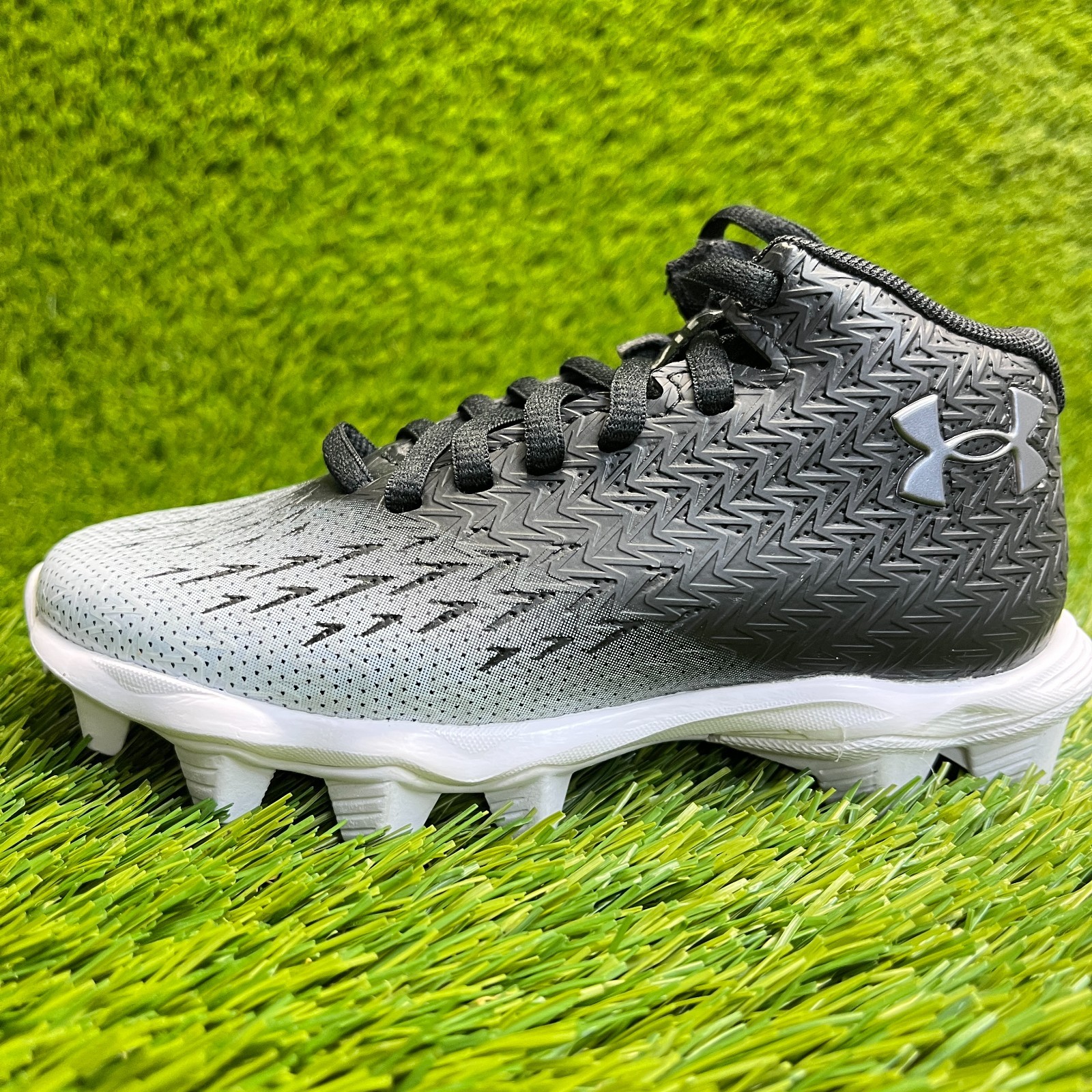 Under Armour Spotlight Franchise 4 RM Boys Size 11K Black White Football Cleats